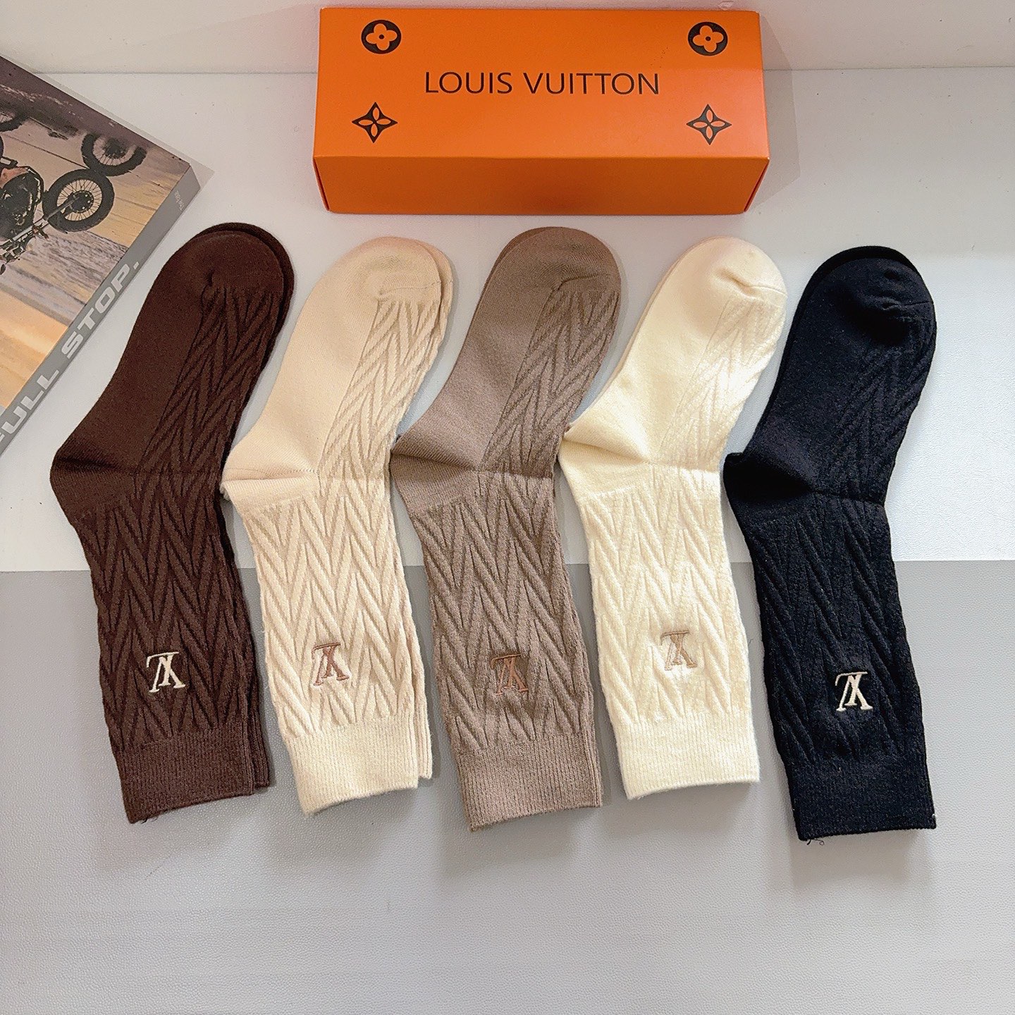 配包装【一盒5双】LV （路易威登）高版本刺绣羊绒长筒袜子🔥潮人必不可少的时尚专柜代购长筒袜子 ，超好搭