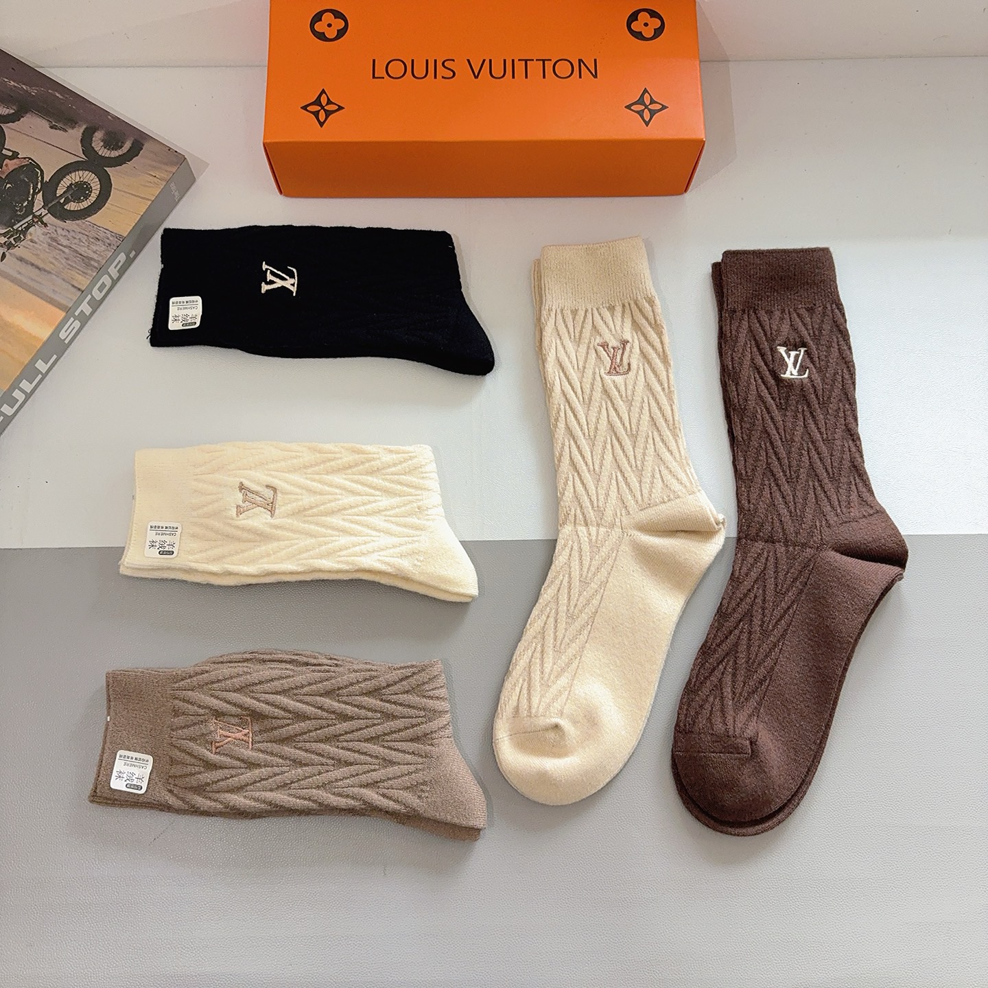 配包装【一盒5双】LV （路易威登）高版本刺绣羊绒长筒袜子🔥潮人必不可少的时尚专柜代购长筒袜子 ，超好搭