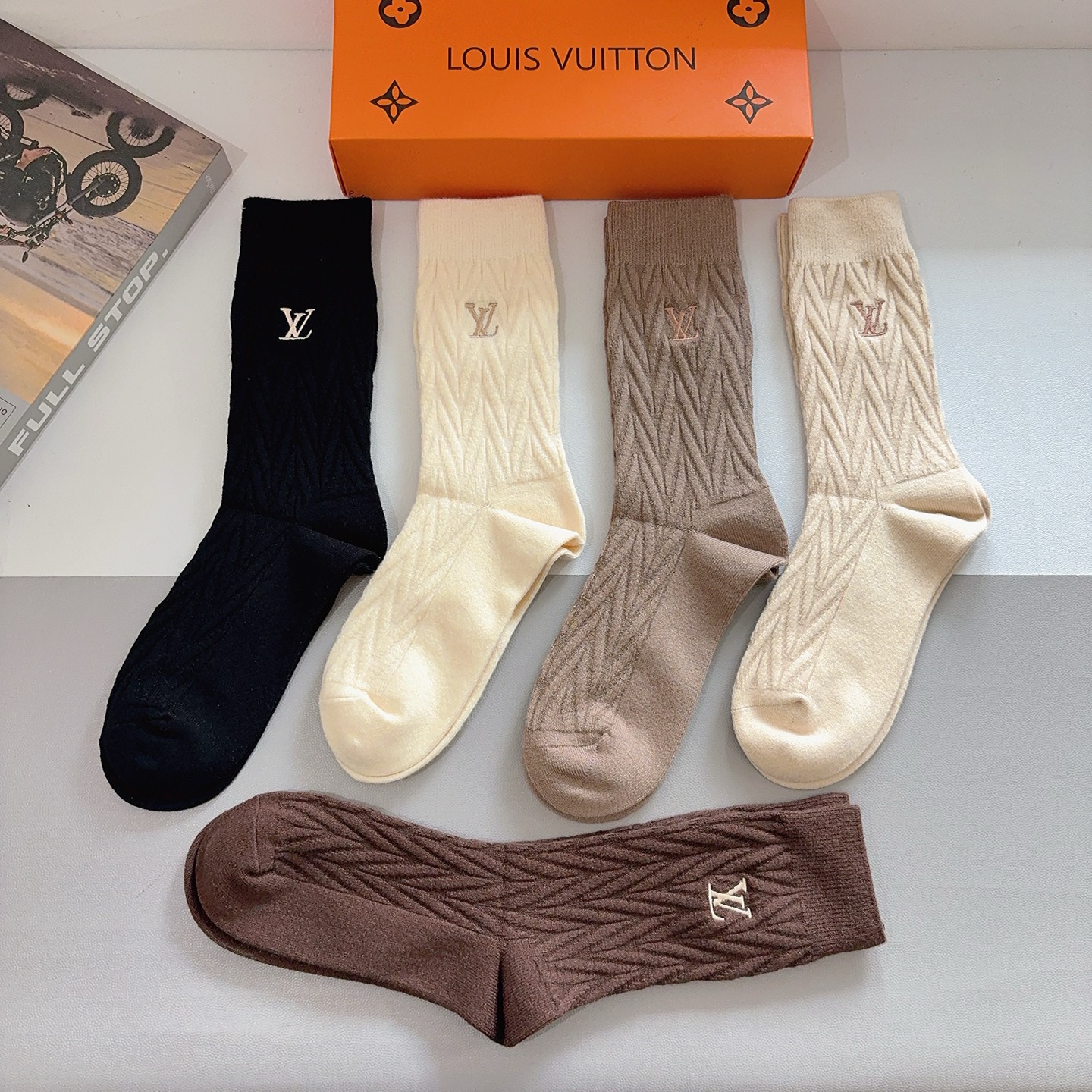 配包装【一盒5双】LV （路易威登）高版本刺绣羊绒长筒袜子🔥潮人必不可少的时尚专柜代购长筒袜子 ，超好搭