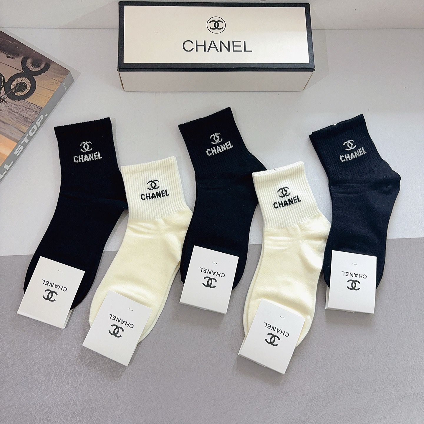 配包装（一盒5双）CHANEL 香奈儿经典中筒袜子❗️纯棉材质、经典双C图案logo，专柜同步袜子❗️大