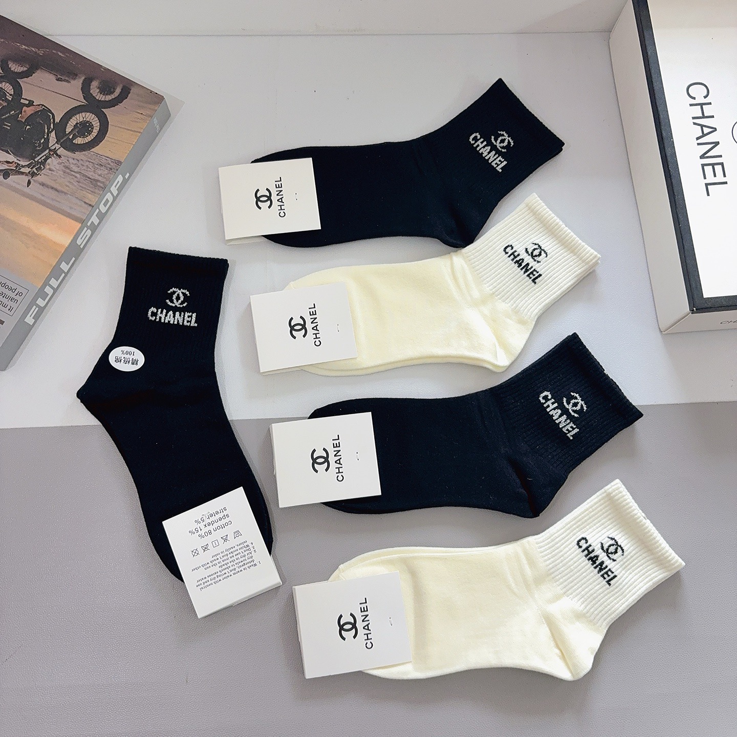 配包装（一盒5双）CHANEL 香奈儿经典中筒袜子❗️纯棉材质、经典双C图案logo，专柜同步袜子❗️大