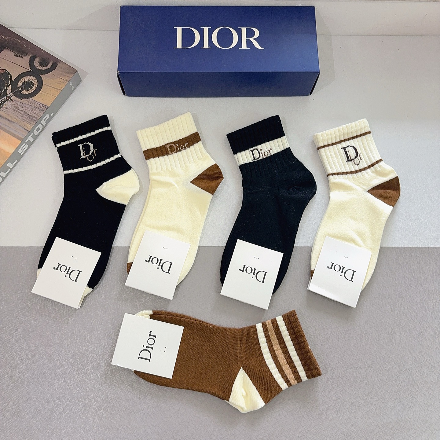 配包装（一盒5双）Dior 迪奥 新款字母中筒袜子！爆款字母专柜同步中筒袜，💛大牌出街，潮人必备🔥超好搭