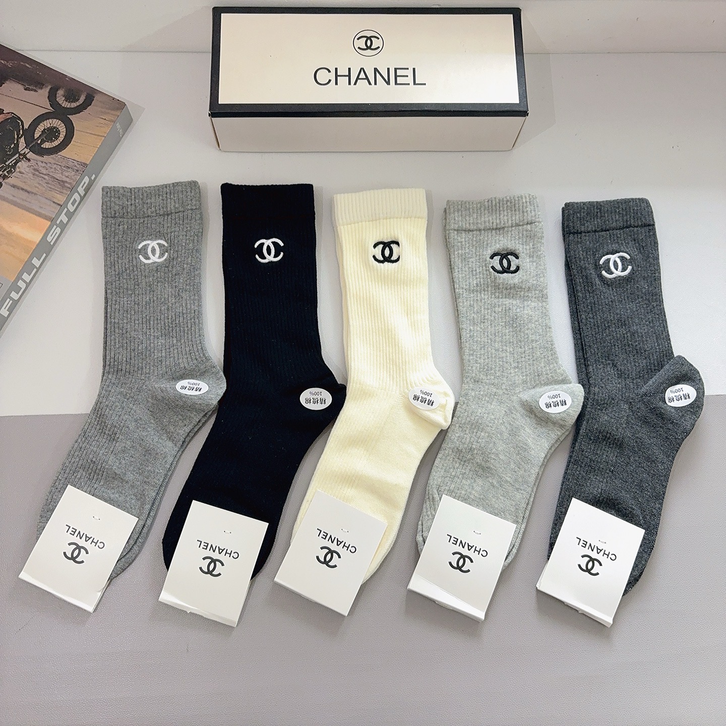 配包装（一盒5双）CHANEL 香奈儿 新款长筒刺绣纯棉面料，专柜同步长筒袜子，💛大牌出街，潮人必备🔥超