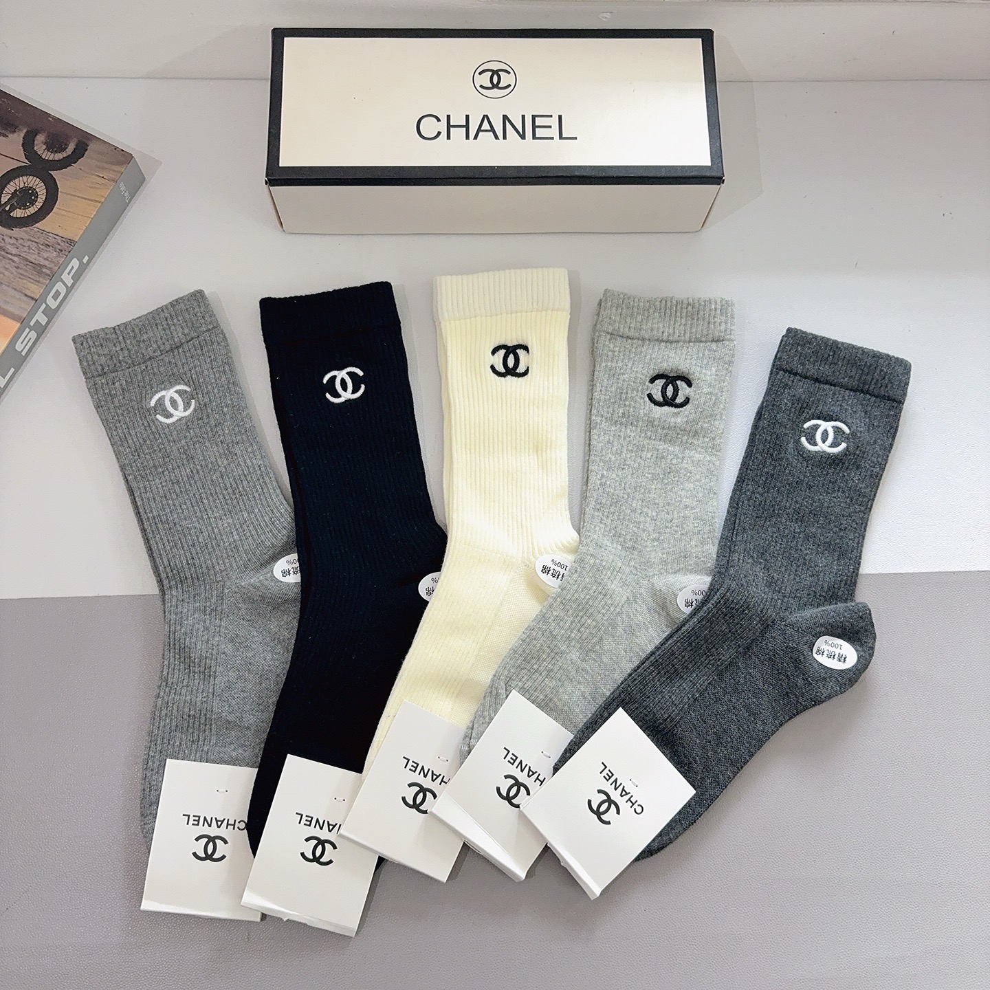 配包装（一盒5双）CHANEL 香奈儿 新款长筒刺绣纯棉面料，专柜同步长筒袜子，💛大牌出街，潮人必备🔥超