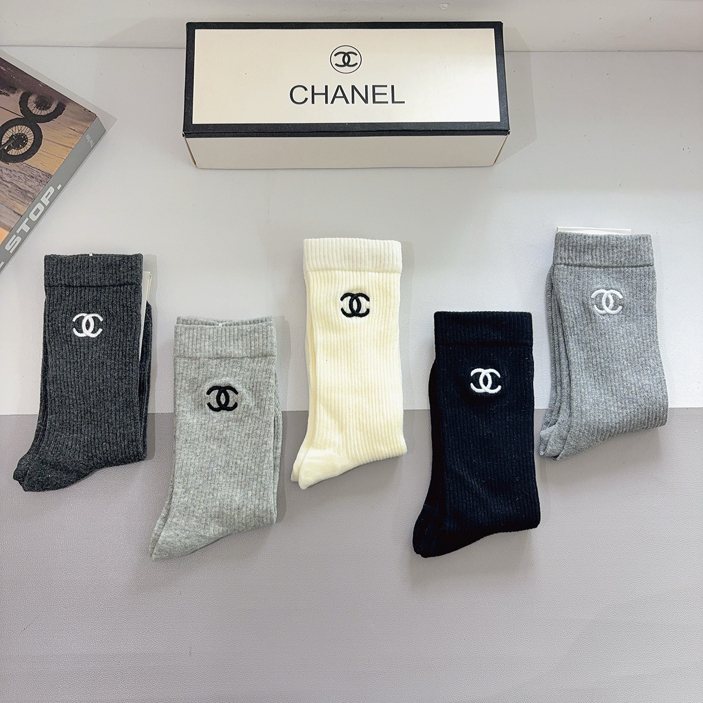 配包装（一盒5双）CHANEL 香奈儿 新款长筒刺绣纯棉面料，专柜同步长筒袜子，💛大牌出街，潮人必备🔥超