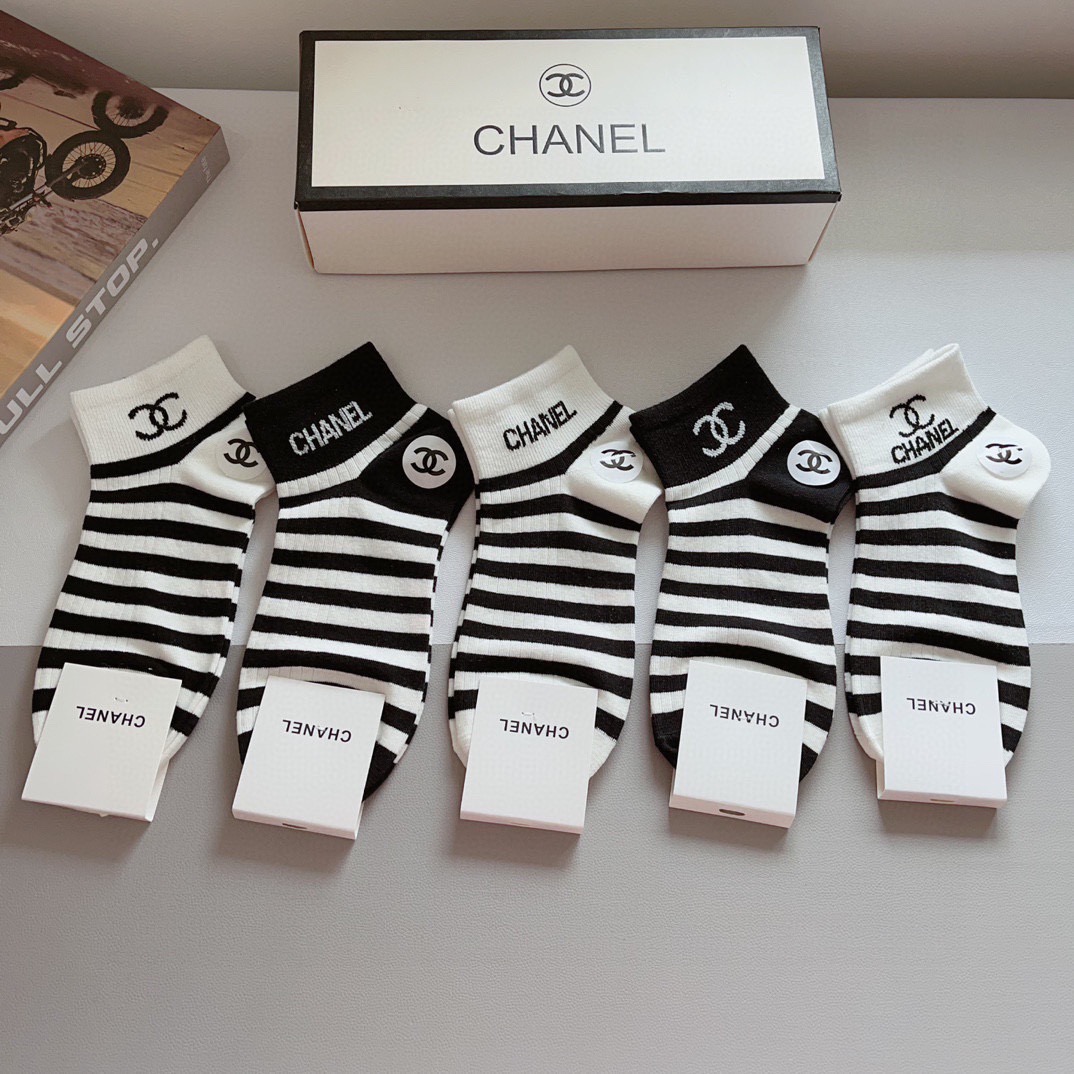 配包装（一盒5双）CHANEL 香奈儿经典袜子❗️高版本纯棉材质柔软，秒杀市场普通货，经典的双C图案lo