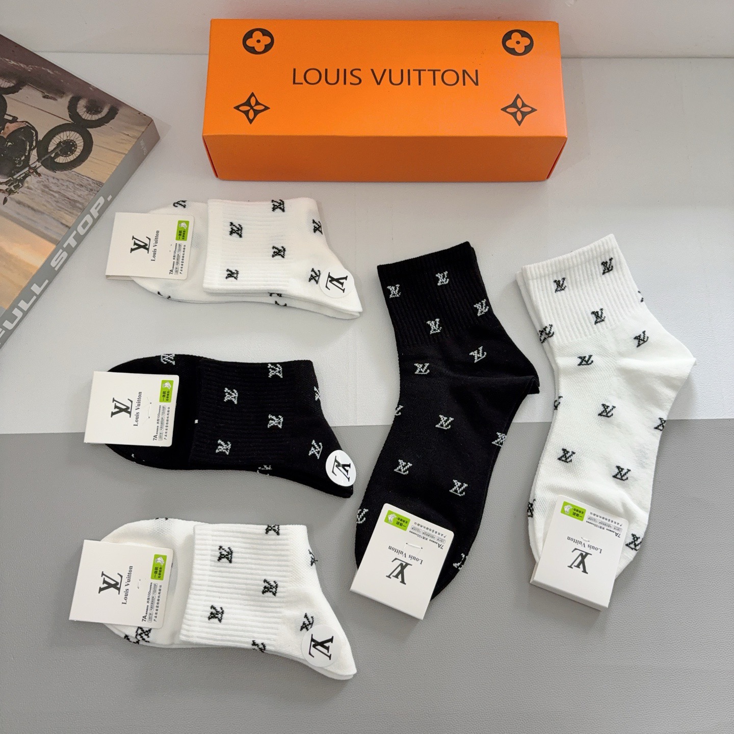 配包装（一盒5双）CHANEL 香奈儿经典中筒袜子❗️高版本纯棉材质柔软，秒杀市场普通货，经典的双C图案