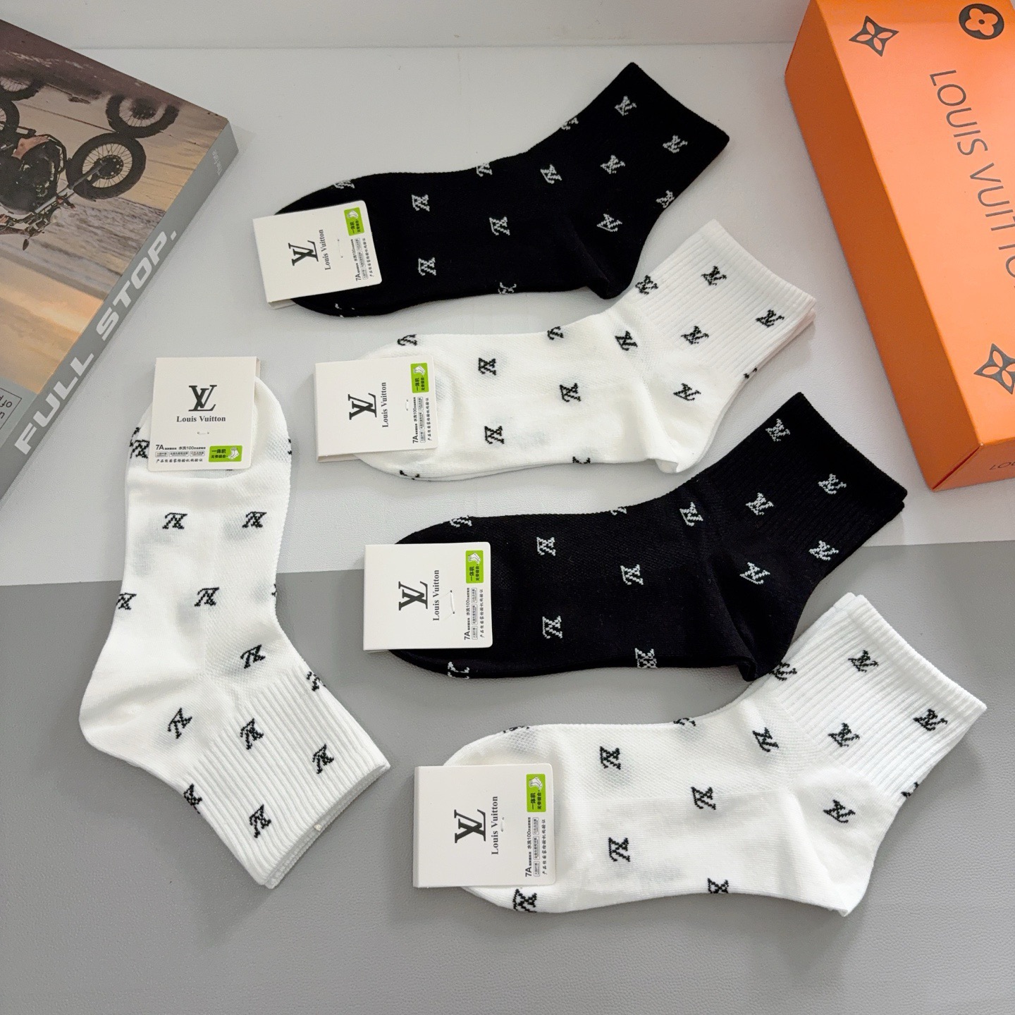 配包装（一盒5双）CHANEL 香奈儿经典中筒袜子❗️高版本纯棉材质柔软，秒杀市场普通货，经典的双C图案