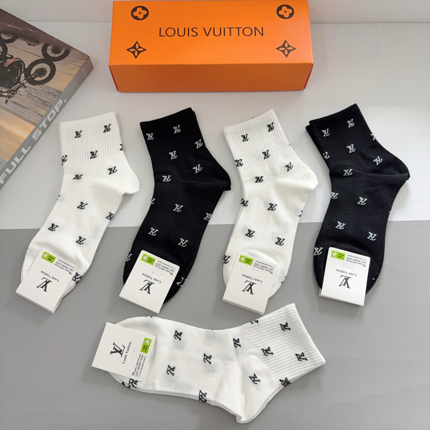 配包装（一盒5双）CHANEL 香奈儿经典中筒袜子❗️高版本纯棉材质柔软，秒杀市场普通货，经典的双C图案