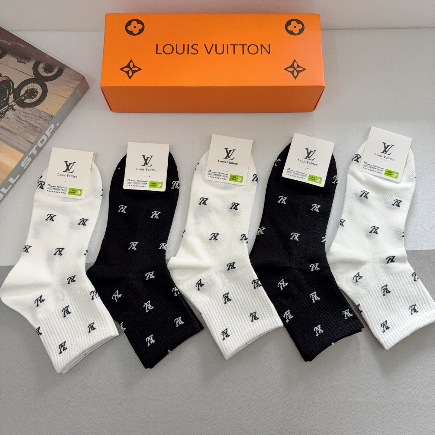 配包装（一盒5双）CHANEL 香奈儿经典中筒袜子❗️高版本纯棉材质柔软，秒杀市场普通货，经典的双C图案