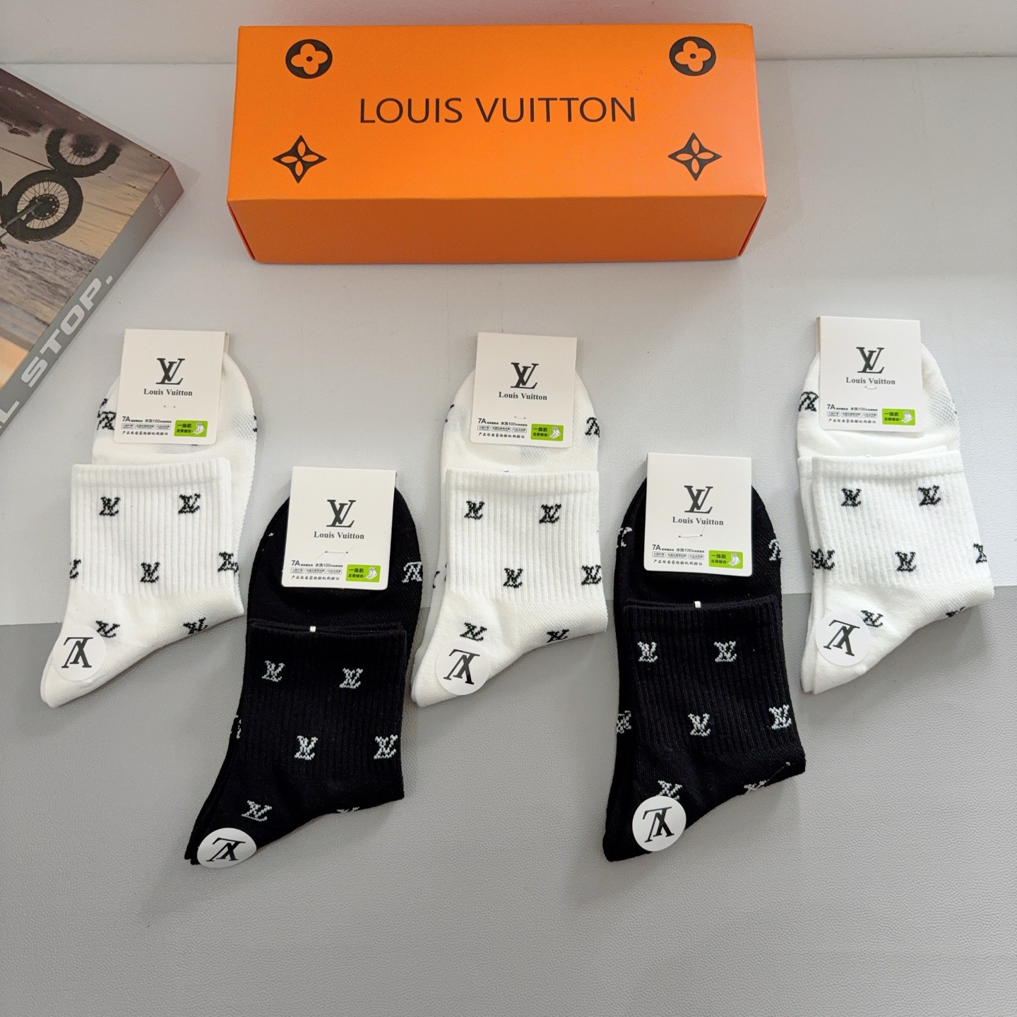 配包装（一盒5双）CHANEL 香奈儿经典中筒袜子❗️高版本纯棉材质柔软，秒杀市场普通货，经典的双C图案