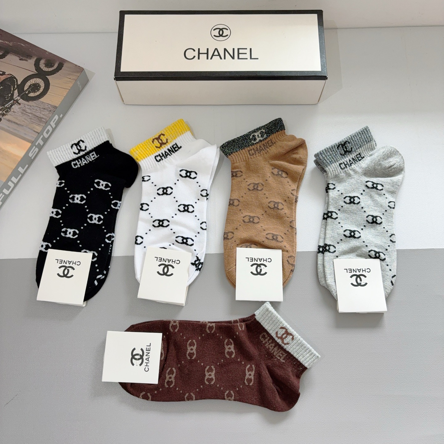 配包装（一盒5双）CHANEL 香奈儿经典袜子❗️高版本纯棉材质柔软，秒杀市场普通货，经典的双C图案lo