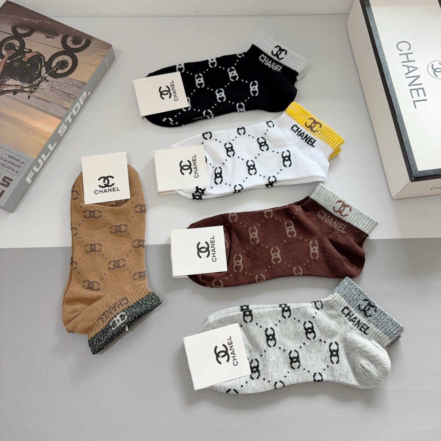 配包装（一盒5双）CHANEL 香奈儿经典袜子❗️高版本纯棉材质柔软，秒杀市场普通货，经典的双C图案lo
