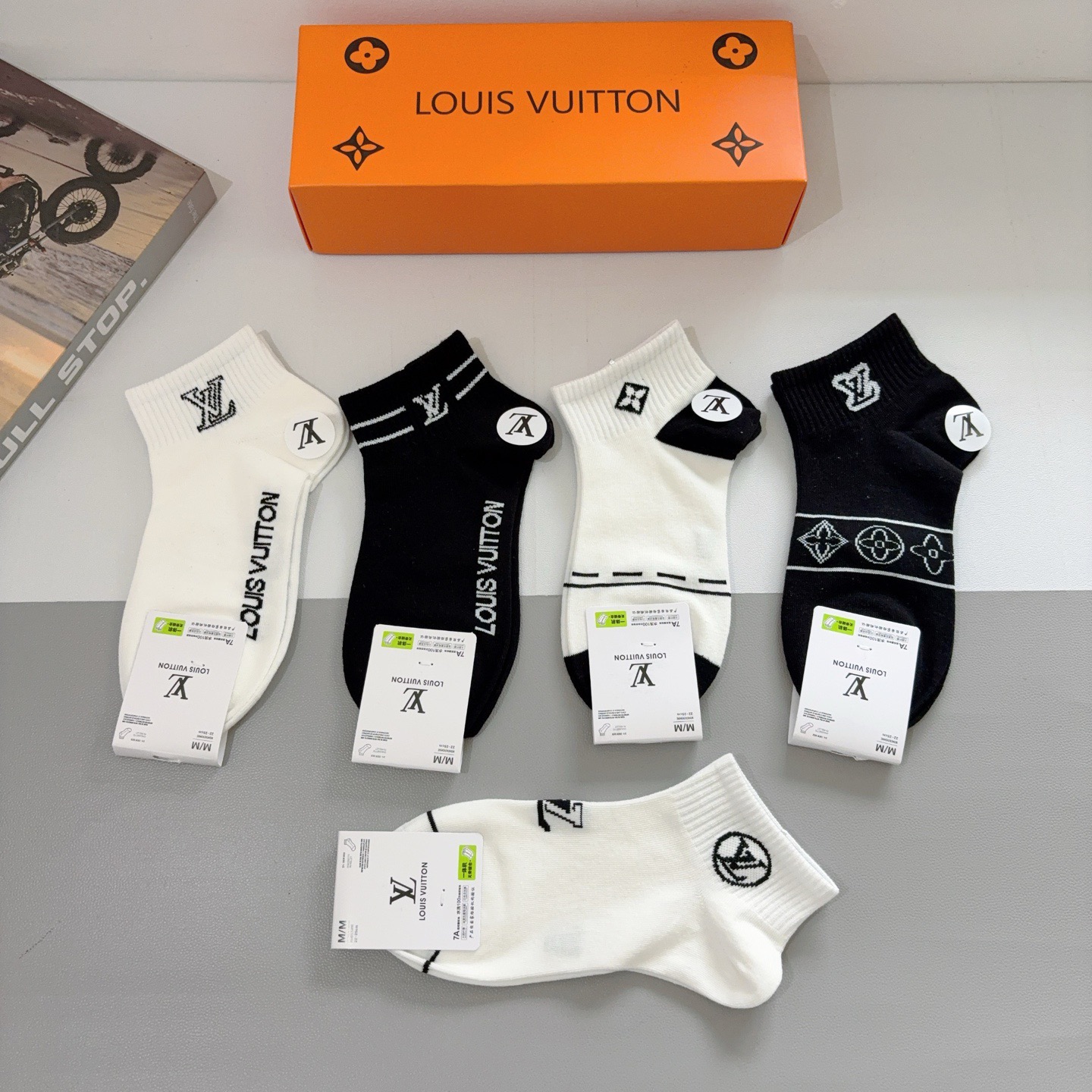 配包装（一盒5双） 🌟 LV 路易威登 超火爆小单品，纯棉面料，潮人必备 爆款，经典字母logo中筒袜，