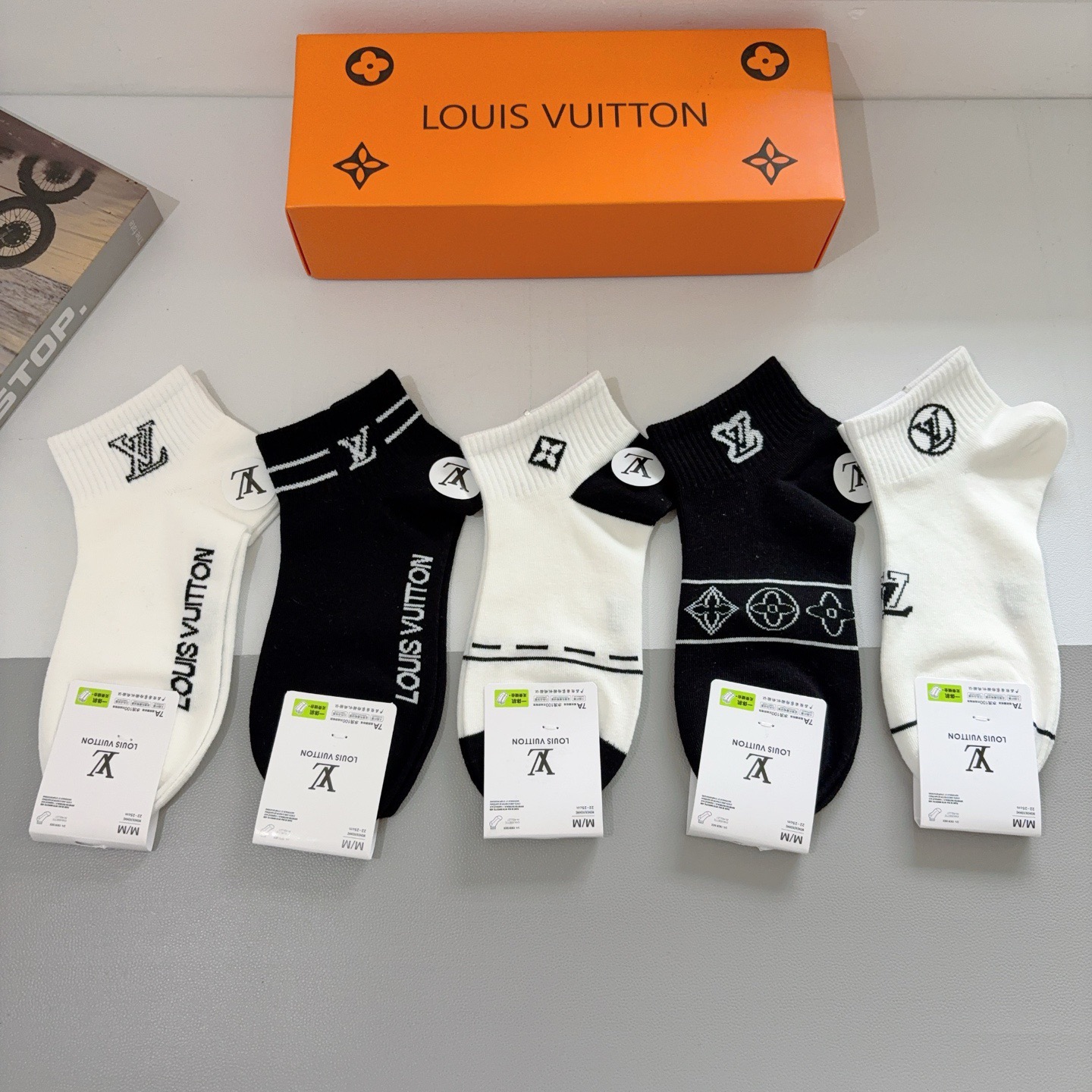 配包装（一盒5双） 🌟 LV 路易威登 超火爆小单品，纯棉面料，潮人必备 爆款，经典字母logo中筒袜，