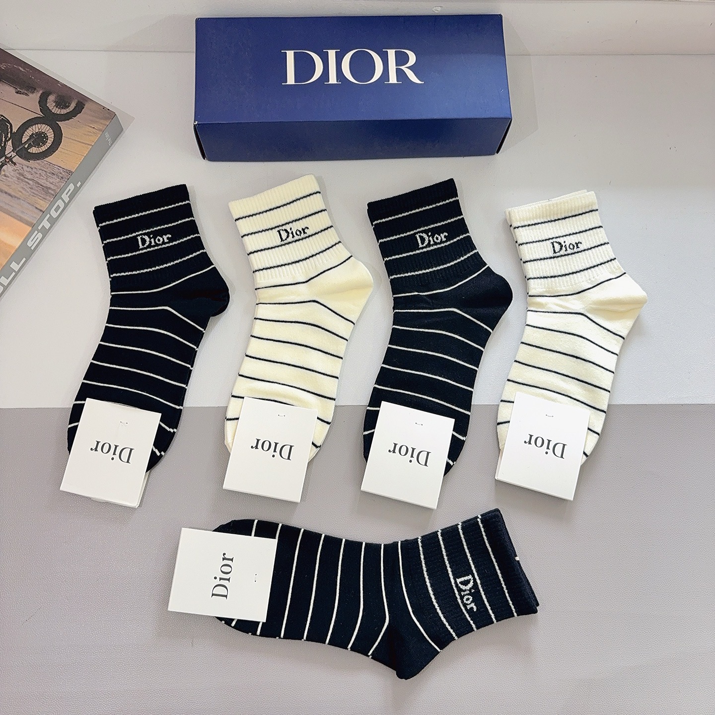 配包装（一盒5双）Dior 迪奥 新款字母中筒袜子！爆款字母专柜同步中筒袜，💛大牌出街，潮人必备🔥超好搭