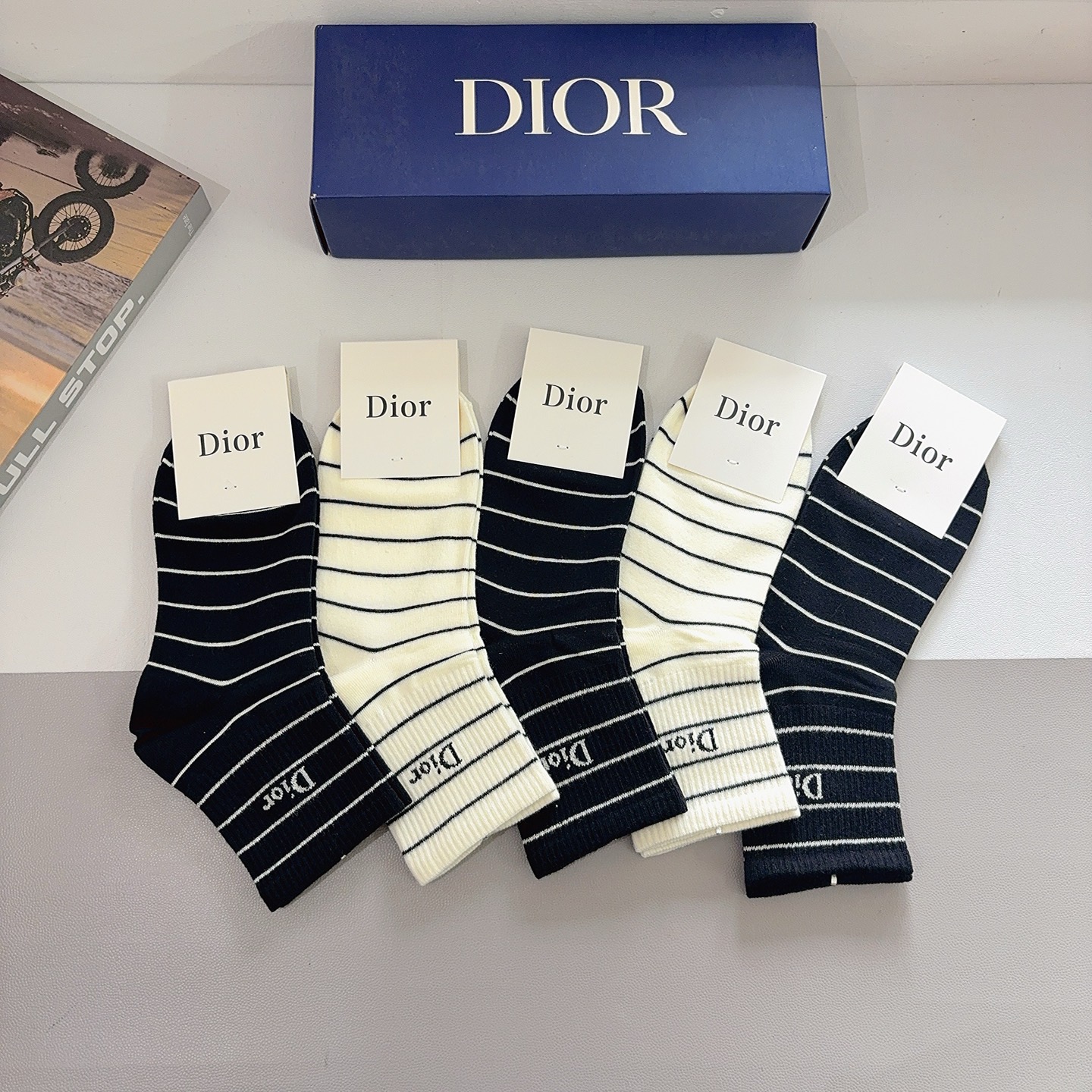 配包装（一盒5双）Dior 迪奥 新款字母中筒袜子！爆款字母专柜同步中筒袜，💛大牌出街，潮人必备🔥超好搭
