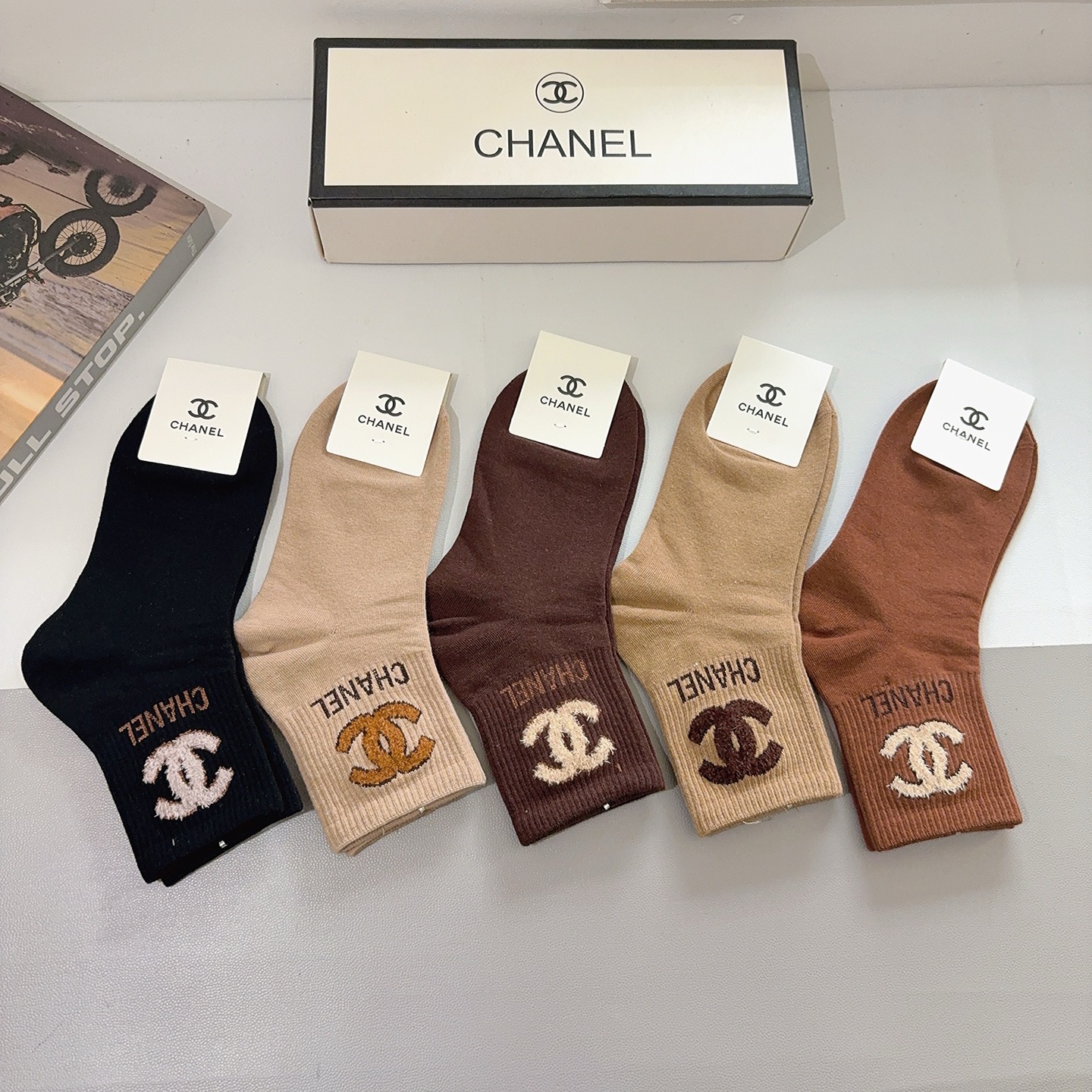 配包装（一盒5双）CHANEL 香奈儿经典中筒袜子 经典双C图案logo，专柜同步袜子❗️大牌出街，潮人