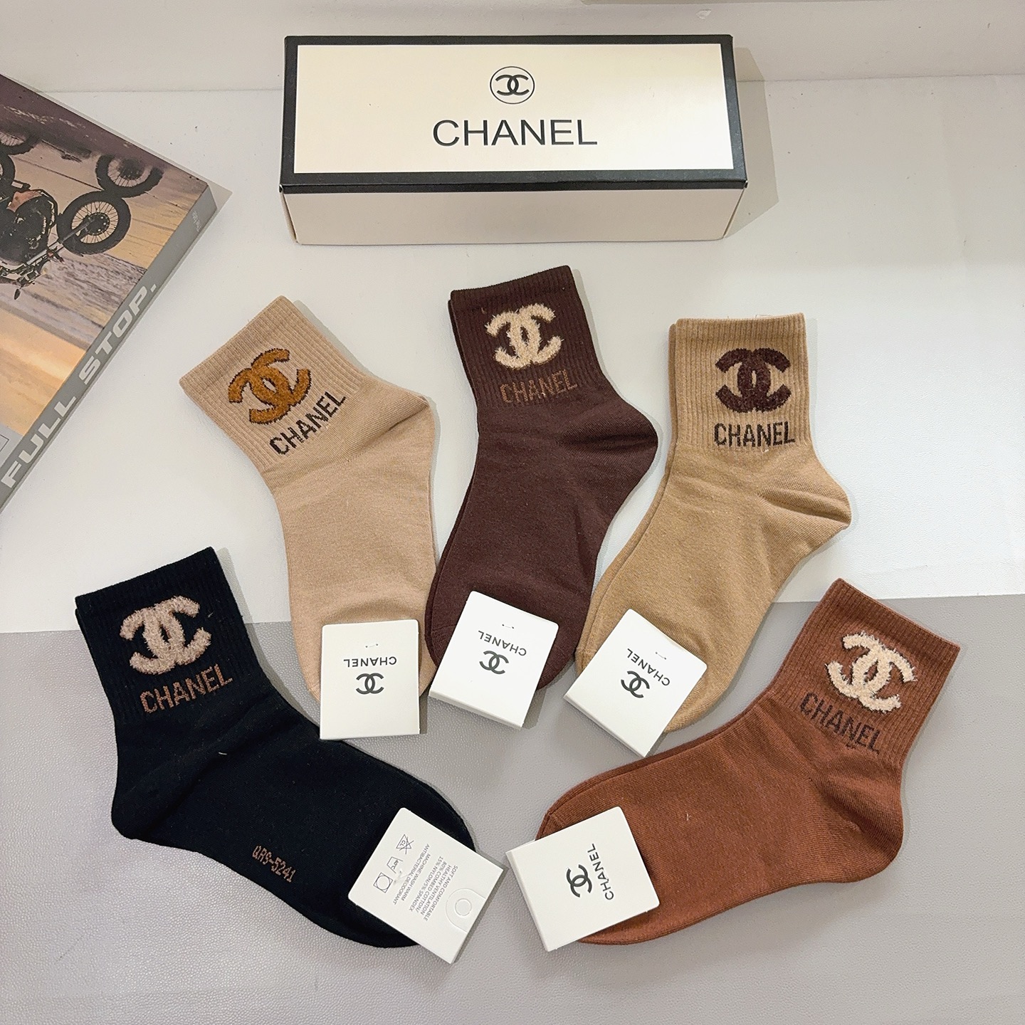 配包装（一盒5双）CHANEL 香奈儿经典中筒袜子 经典双C图案logo，专柜同步袜子❗️大牌出街，潮人