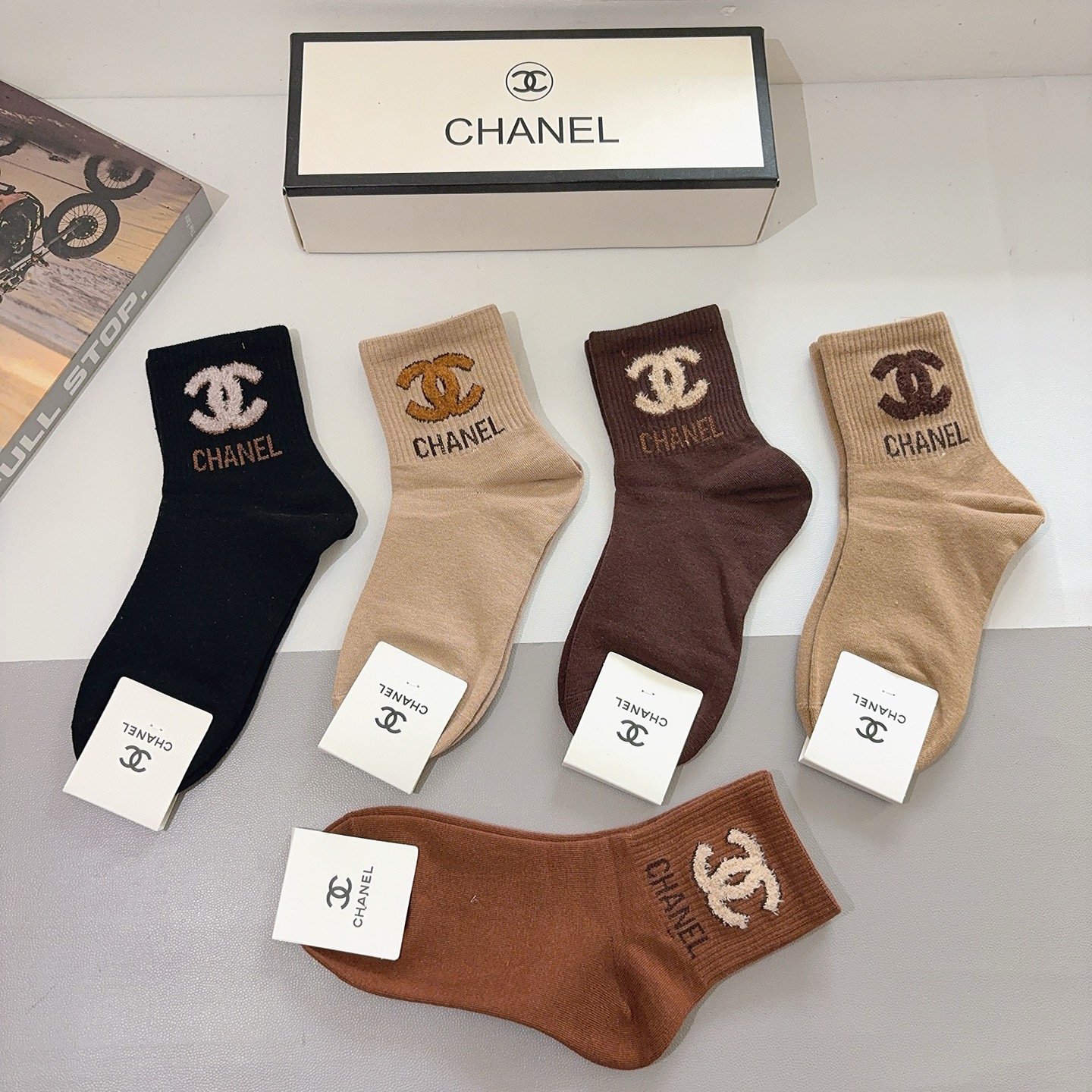 配包装（一盒5双）CHANEL 香奈儿经典中筒袜子 经典双C图案logo，专柜同步袜子❗️大牌出街，潮人