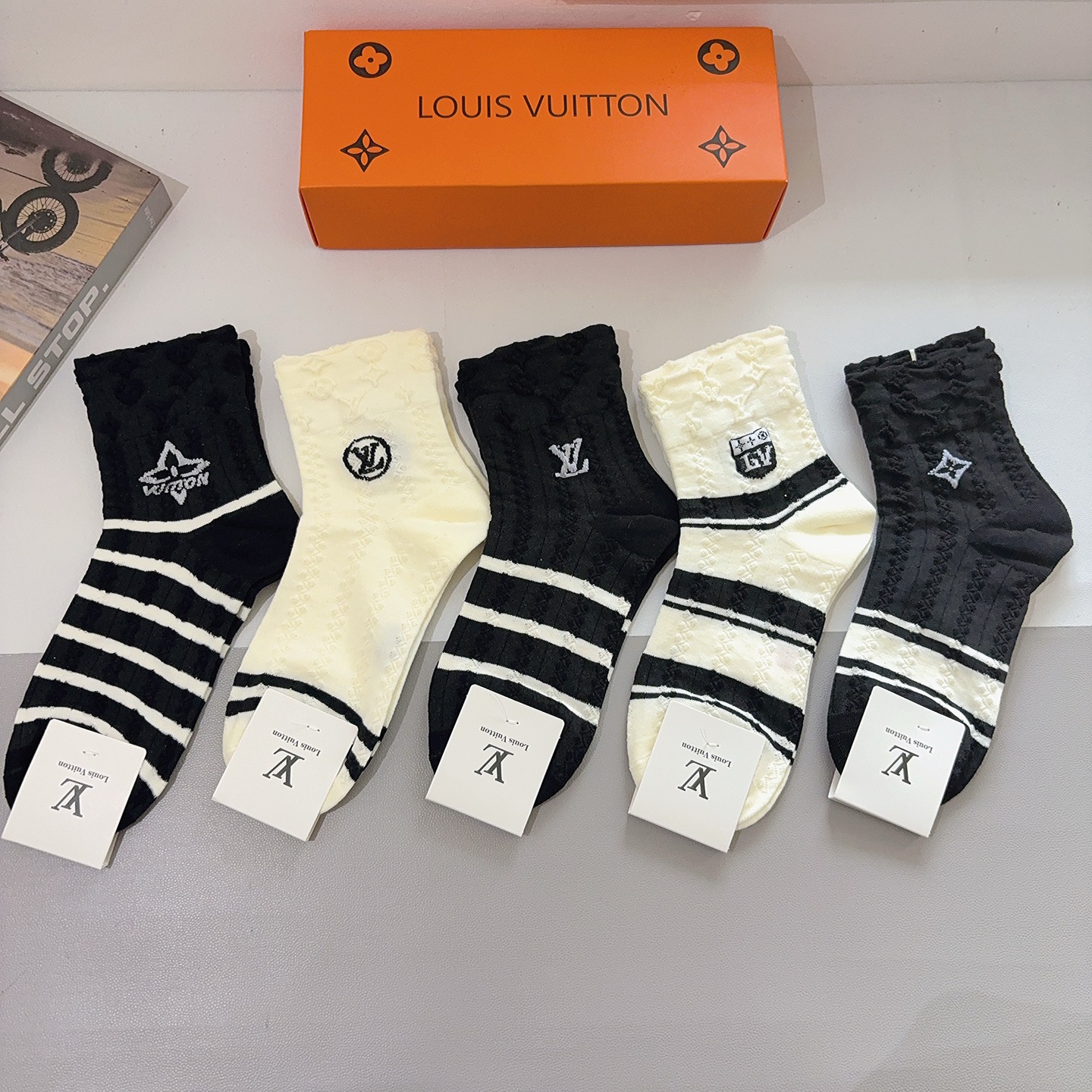 配包装（一盒5双） 🌟 LV 路易威登袜子 超火爆小单品，经典字母logo中筒袜，个性时尚百搭款，你值得
