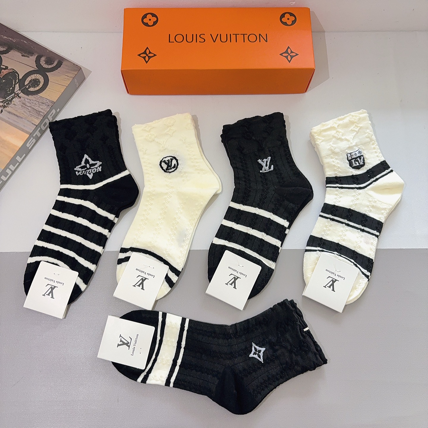 配包装（一盒5双） 🌟 LV 路易威登袜子 超火爆小单品，经典字母logo中筒袜，个性时尚百搭款，你值得