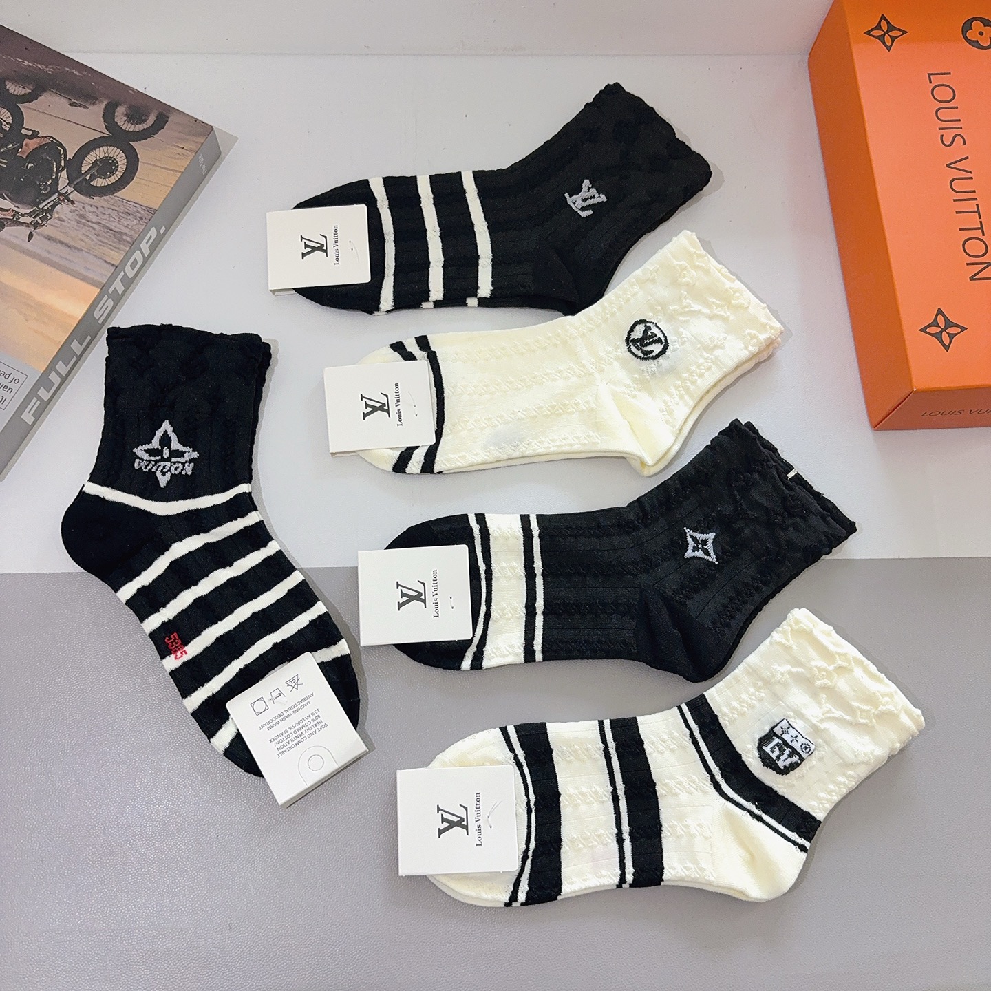 配包装（一盒5双） 🌟 LV 路易威登袜子 超火爆小单品，经典字母logo中筒袜，个性时尚百搭款，你值得