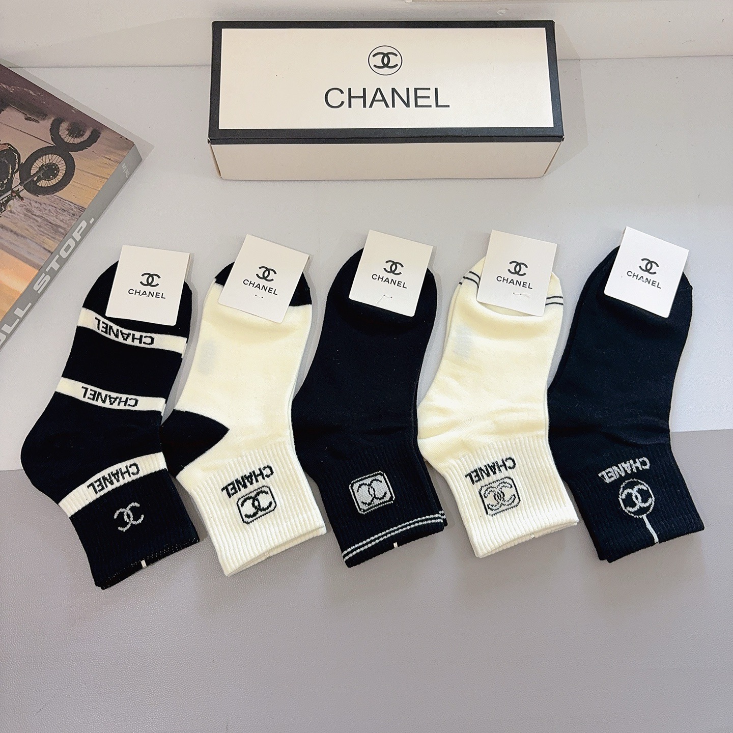 配包装（一盒5双）CHANEL 香奈儿经典中筒袜子❗️纯棉材质、经典双C图案logo，专柜同步袜子❗️大