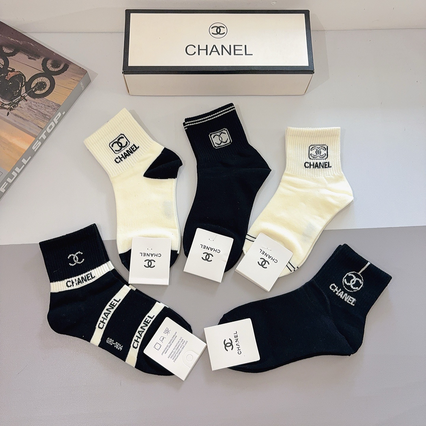 配包装（一盒5双）CHANEL 香奈儿经典中筒袜子❗️纯棉材质、经典双C图案logo，专柜同步袜子❗️大