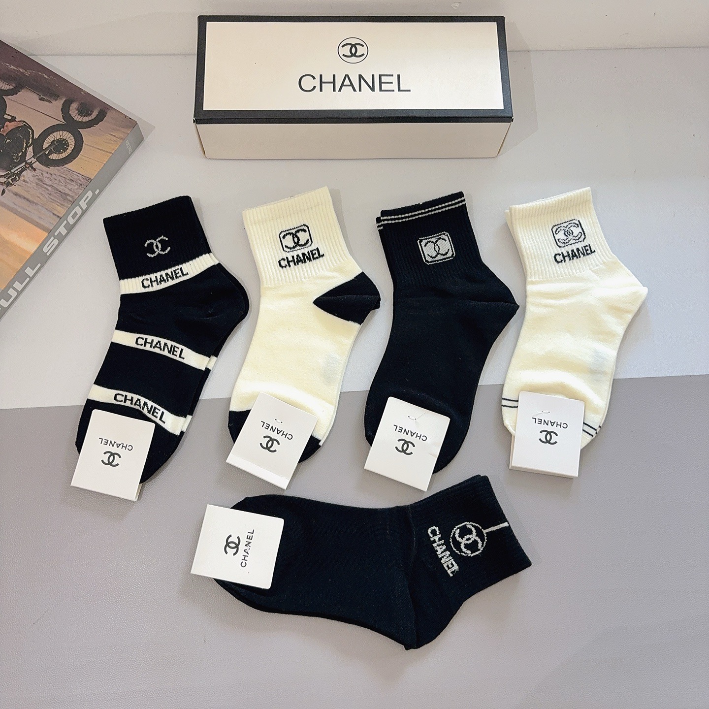 配包装（一盒5双）CHANEL 香奈儿经典中筒袜子❗️纯棉材质、经典双C图案logo，专柜同步袜子❗️大