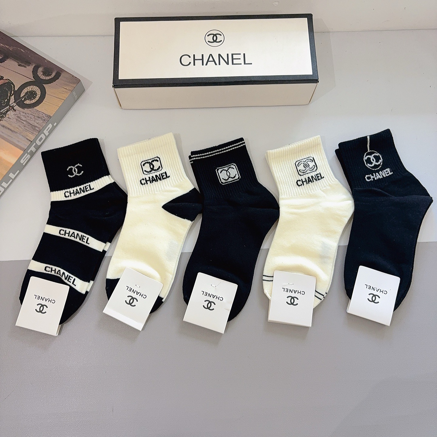 配包装（一盒5双）CHANEL 香奈儿经典中筒袜子❗️纯棉材质、经典双C图案logo，专柜同步袜子❗️大