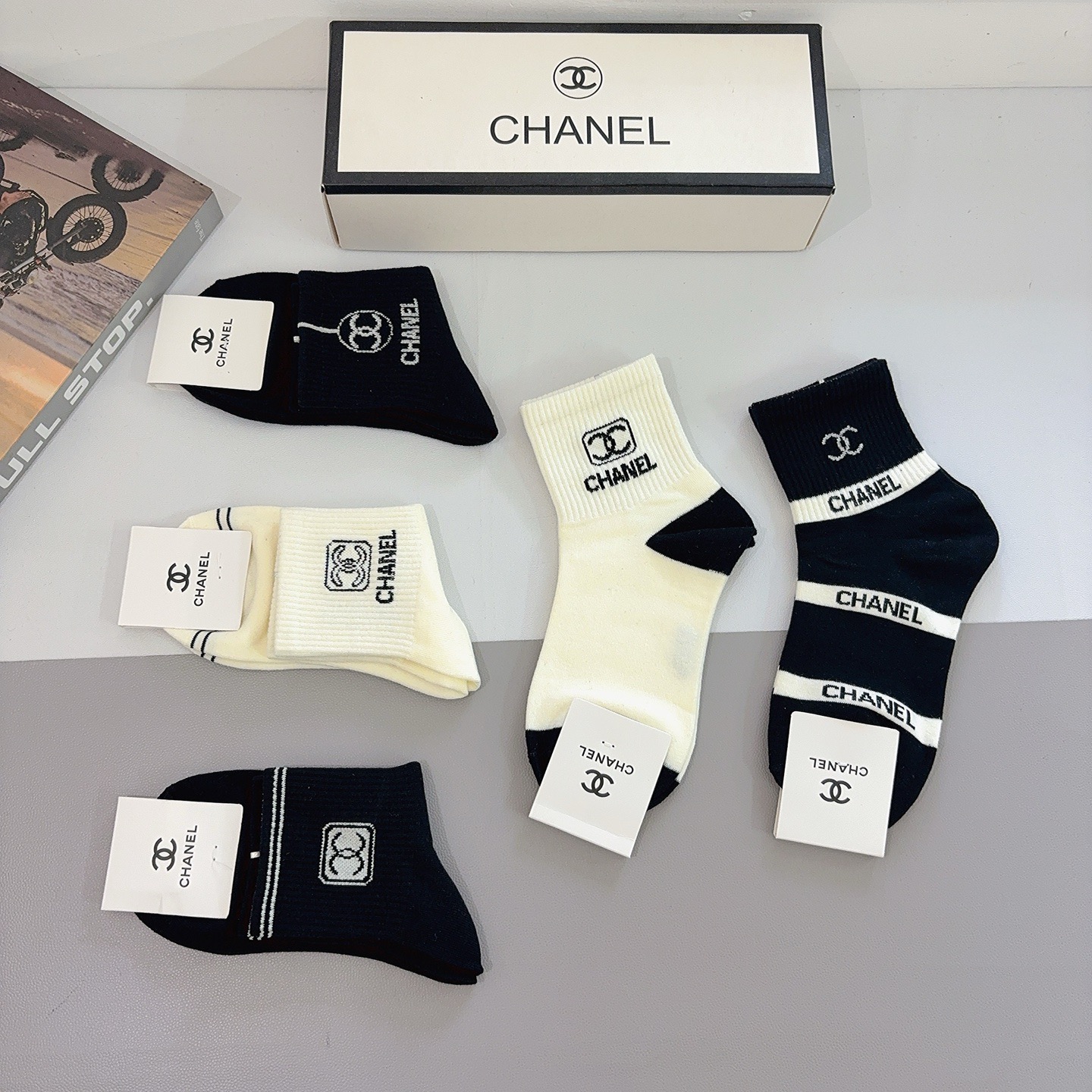 配包装（一盒5双）CHANEL 香奈儿经典中筒袜子❗️纯棉材质、经典双C图案logo，专柜同步袜子❗️大