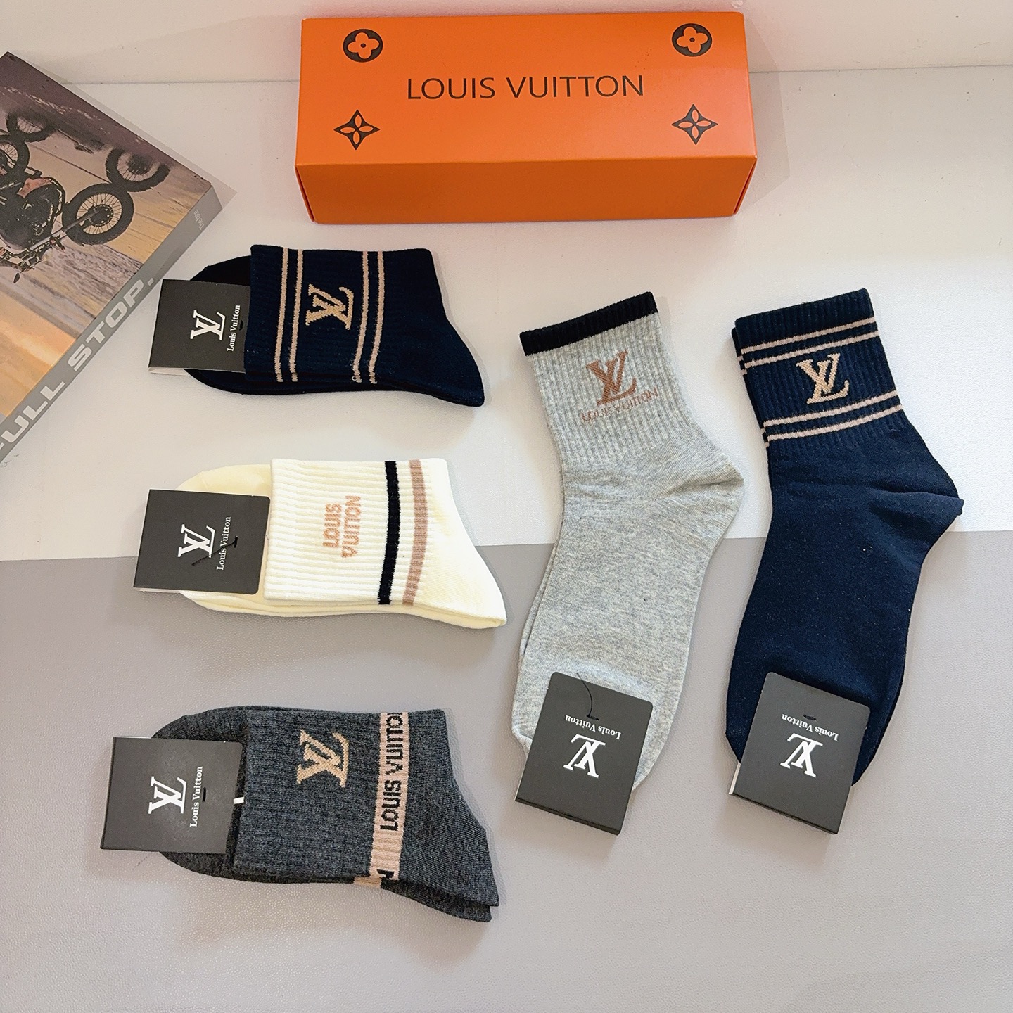 配包装（一盒5双） LV 路易威登 超火爆男款中筒袜子、纯棉面料，潮人必备款，个性时尚百搭款，！你值得拥