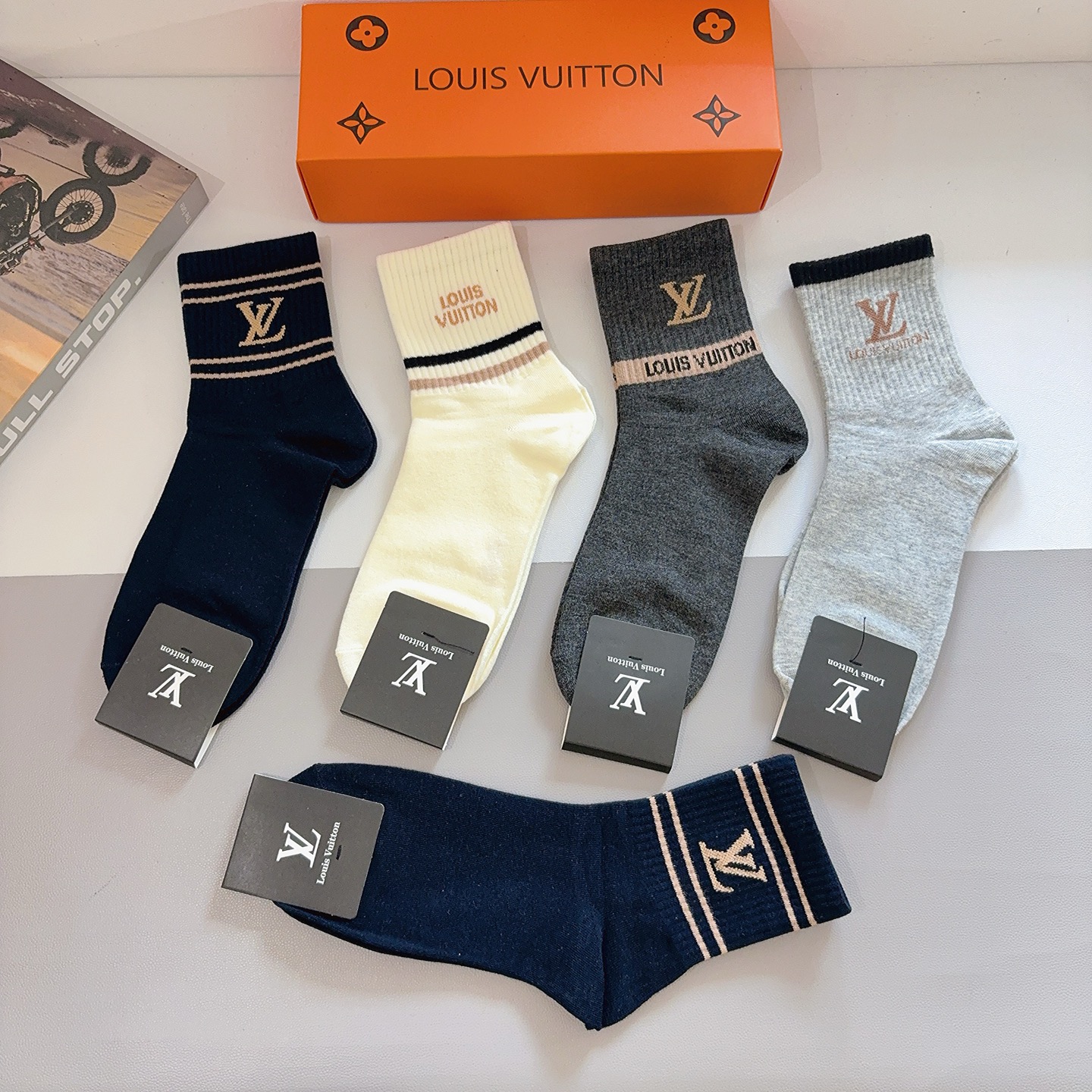 配包装（一盒5双） LV 路易威登 超火爆男款中筒袜子、纯棉面料，潮人必备款，个性时尚百搭款，！你值得拥