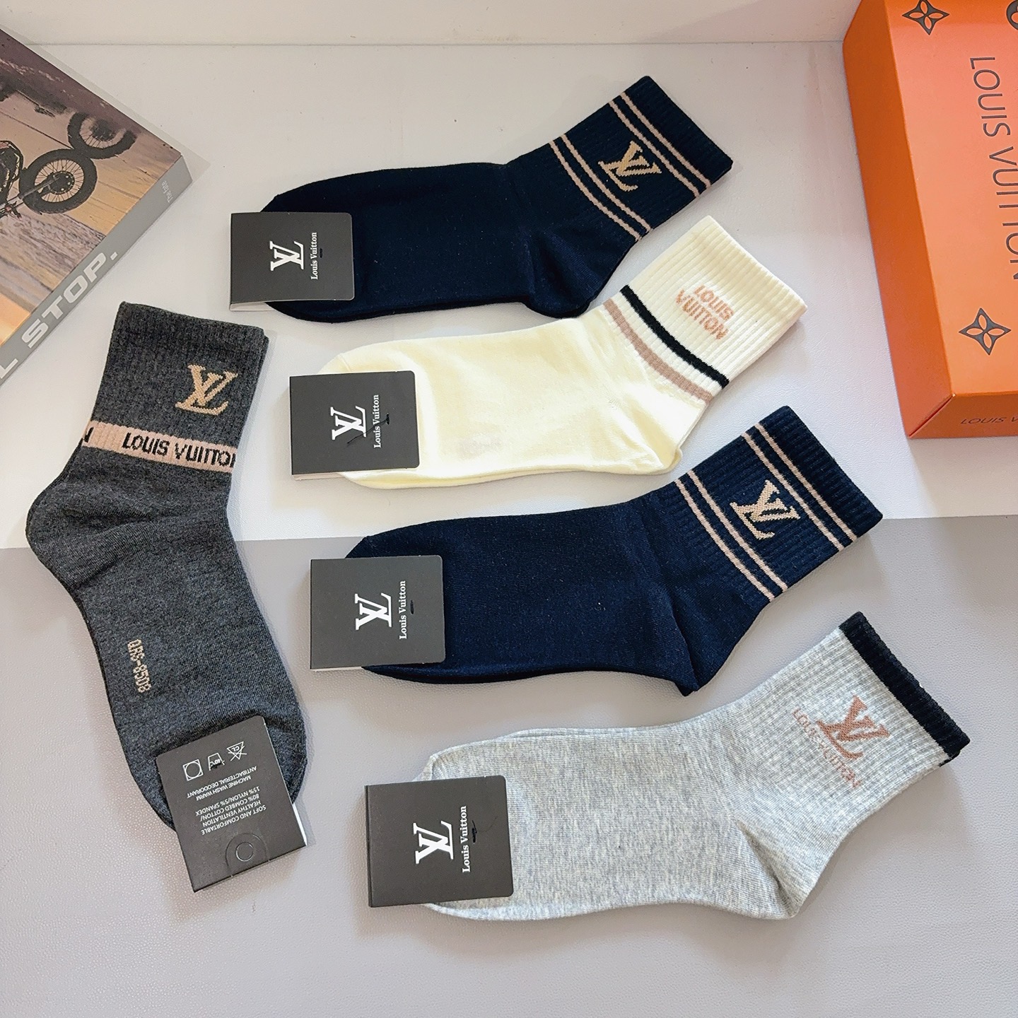 配包装（一盒5双） LV 路易威登 超火爆男款中筒袜子、纯棉面料，潮人必备款，个性时尚百搭款，！你值得拥
