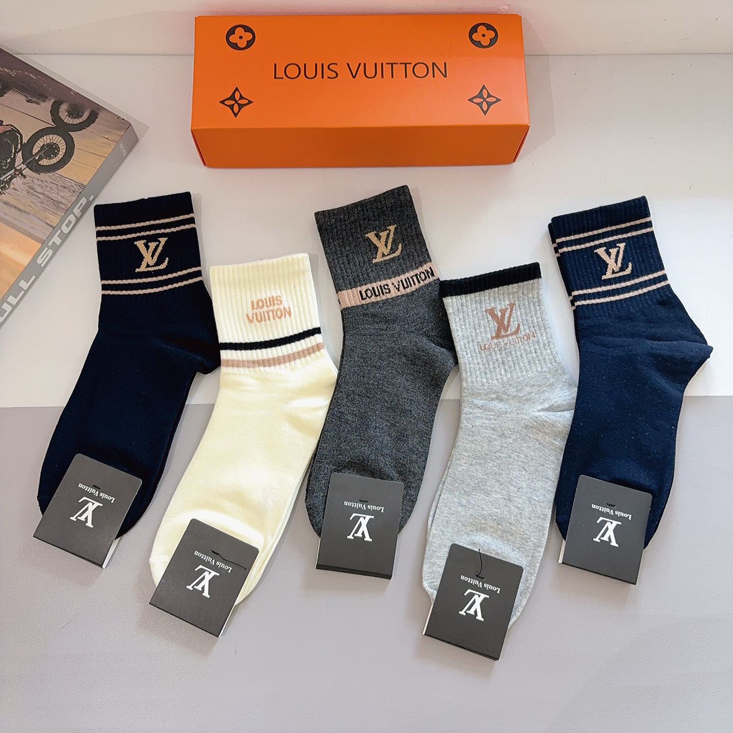 配包装（一盒5双） LV 路易威登 超火爆男款中筒袜子、纯棉面料，潮人必备款，个性时尚百搭款，！你值得拥