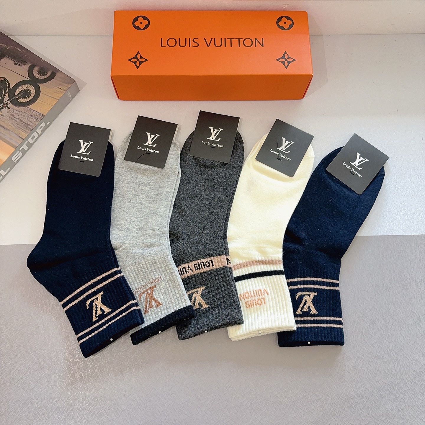 配包装（一盒5双） LV 路易威登 超火爆男款中筒袜子、纯棉面料，潮人必备款，个性时尚百搭款，！你值得拥