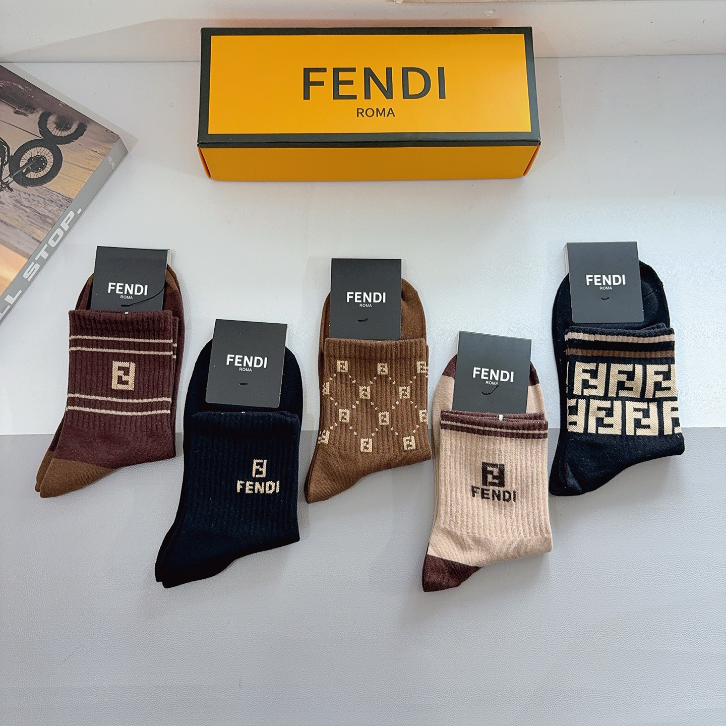 配包装（一盒5双） FENDI 芬迪 新款中筒男款袜子，纯棉面料，潮人必备 ，经典双F，个性时尚百搭款，