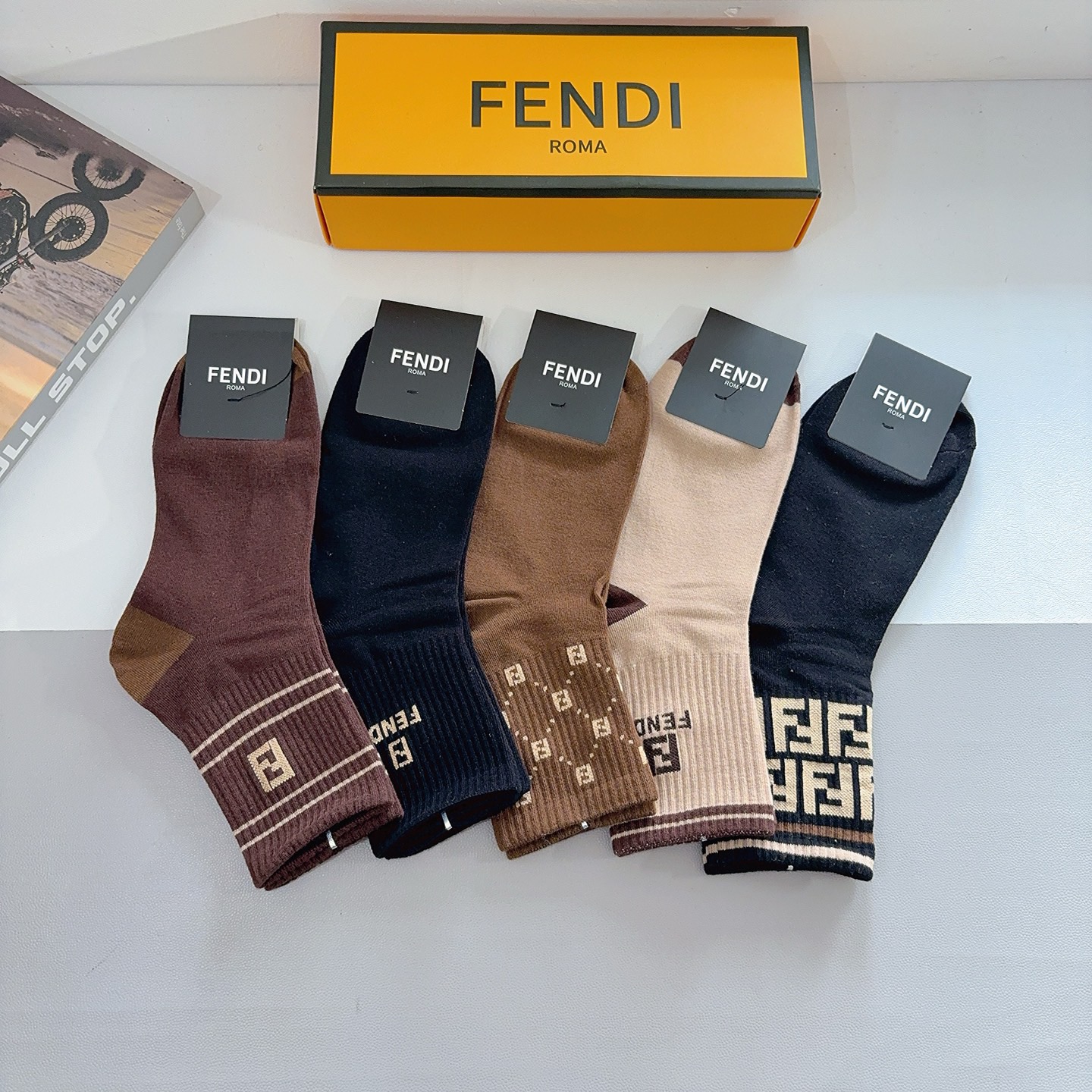 配包装（一盒5双） FENDI 芬迪 新款中筒男款袜子，纯棉面料，潮人必备 ，经典双F，个性时尚百搭款，