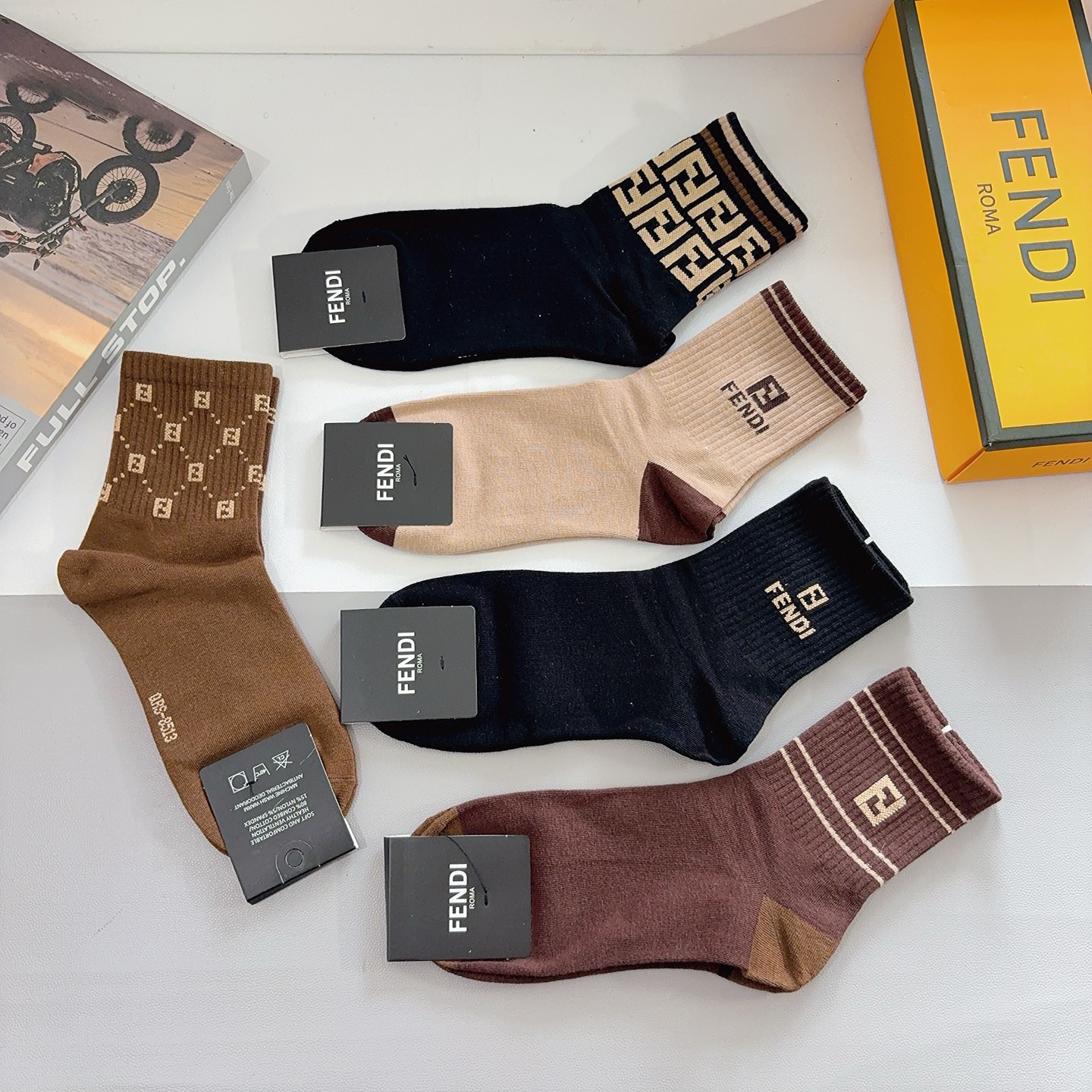 配包装（一盒5双） FENDI 芬迪 新款中筒男款袜子，纯棉面料，潮人必备 ，经典双F，个性时尚百搭款，