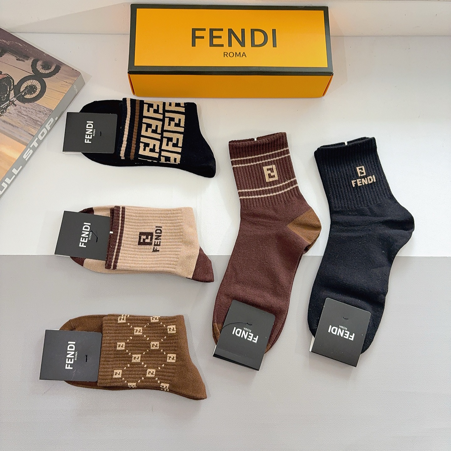 配包装（一盒5双） FENDI 芬迪 新款中筒男款袜子，纯棉面料，潮人必备 ，经典双F，个性时尚百搭款，