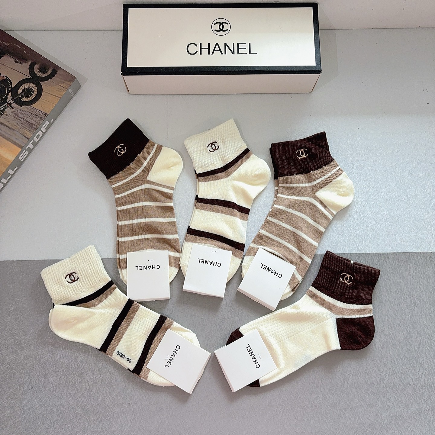 配包装（一盒5双） CHANEL 香奈儿新款刺绣纯棉袜子 经典字母logo船袜，个性时尚百搭款，！超柔软