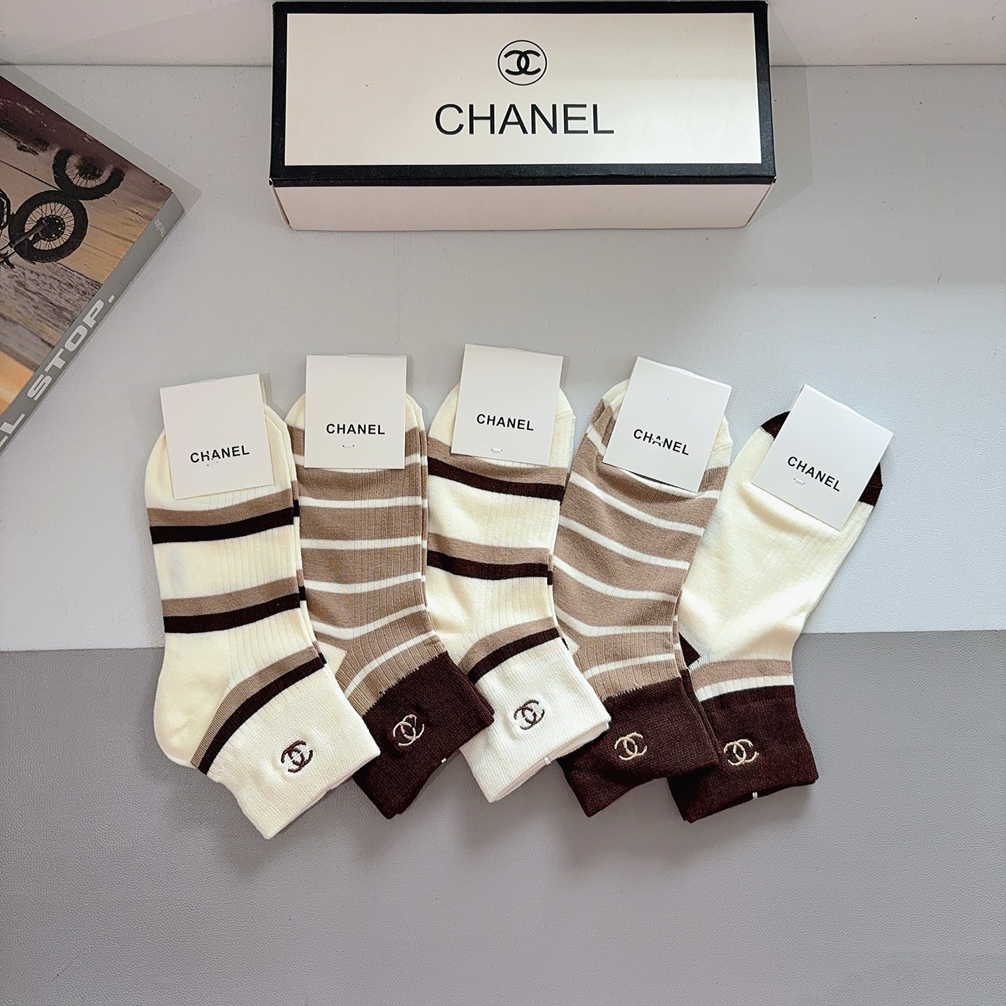 配包装（一盒5双） CHANEL 香奈儿新款刺绣纯棉袜子 经典字母logo船袜，个性时尚百搭款，！超柔软