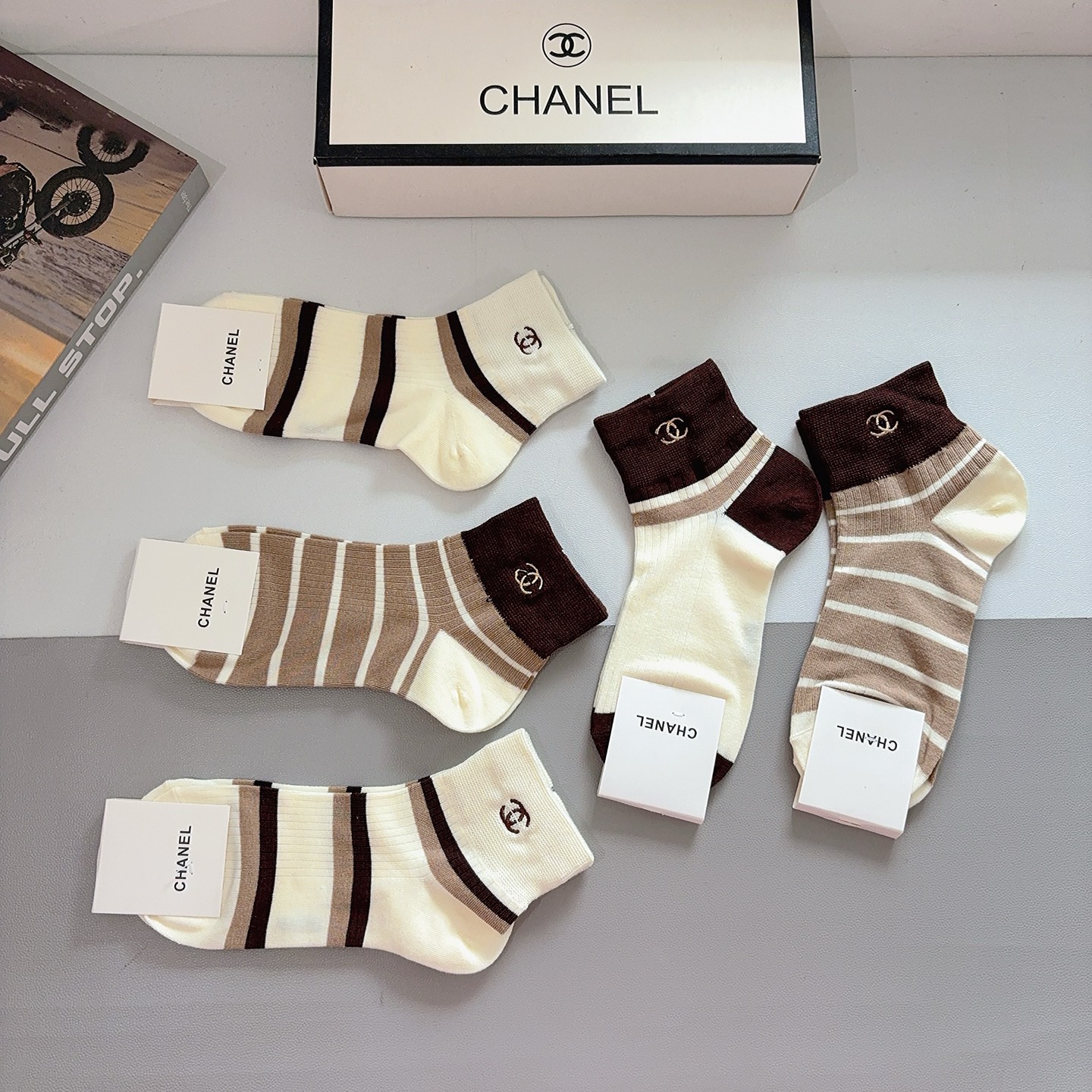 配包装（一盒5双） CHANEL 香奈儿新款刺绣纯棉袜子 经典字母logo船袜，个性时尚百搭款，！超柔软