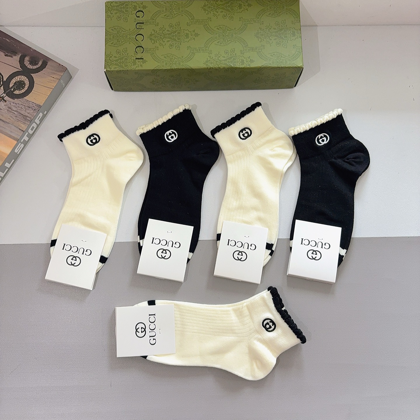 配包装（一盒5双） Gucci 古奇新款刺绣纯棉袜子 经典字母logo船袜，个性时尚百搭款，！超柔软材质
