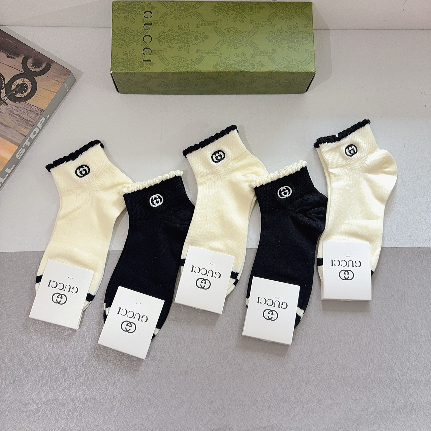 配包装（一盒5双） Gucci 古奇新款刺绣纯棉袜子 经典字母logo船袜，个性时尚百搭款，！超柔软材质