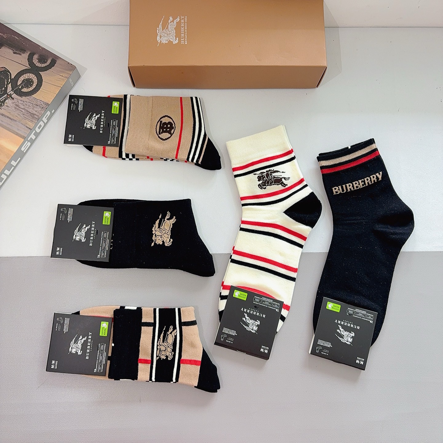 配包装（一盒5双） Burberry 巴宝莉 超火爆男款中筒袜子、纯棉面料，潮人必备款，个性时尚百搭款，