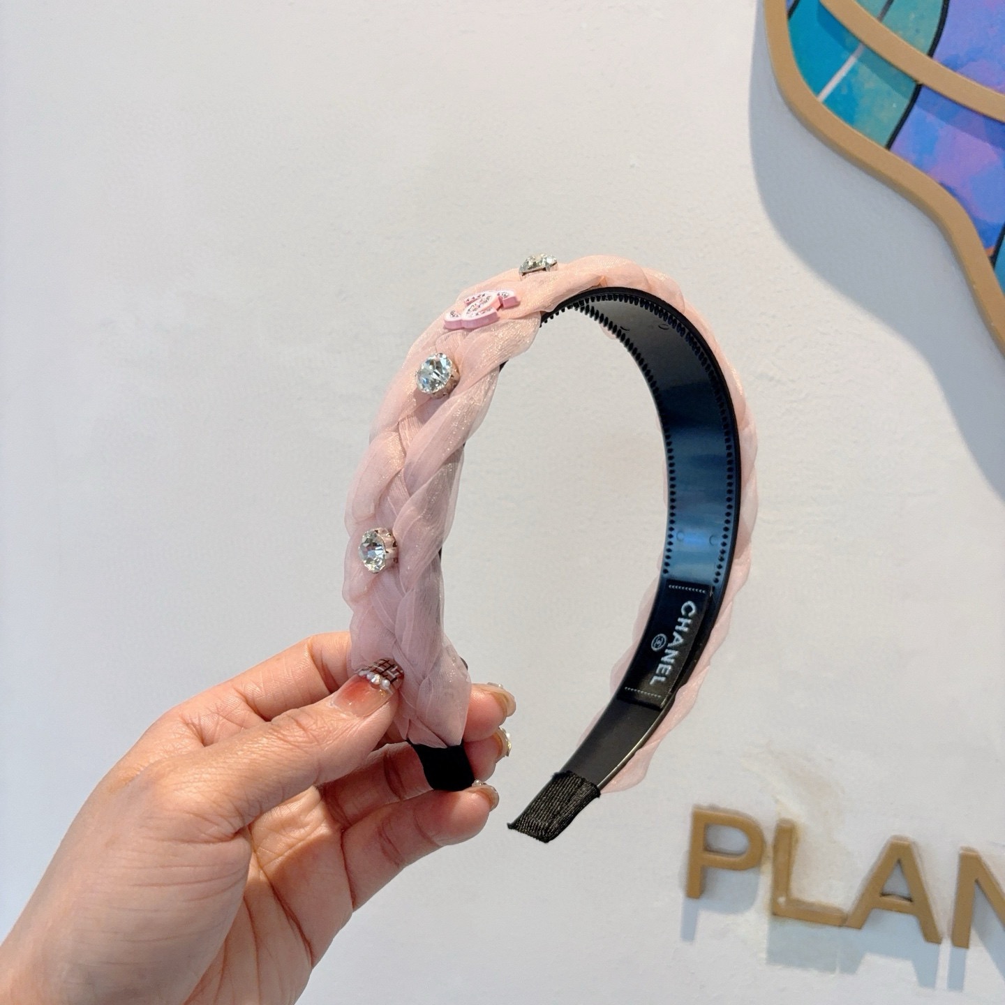 NO:618932,Comes with packaging CHANEL (Chanel) latest small fragrant wide-brimmed headband, retro headband, recommended by Internet celebrities. With high-end materials, super exquisite, fashionable and versatile. Hairpins, hairpins, chanel, chanel, hairpins19860909配包装 CHANEL（香奈儿）最新款小香宽边发箍,复古头箍,网红爆款推荐 搭配高端材质,超精致,时尚百搭.发夹,发夹,chanel,chanel,hairpins,accessory