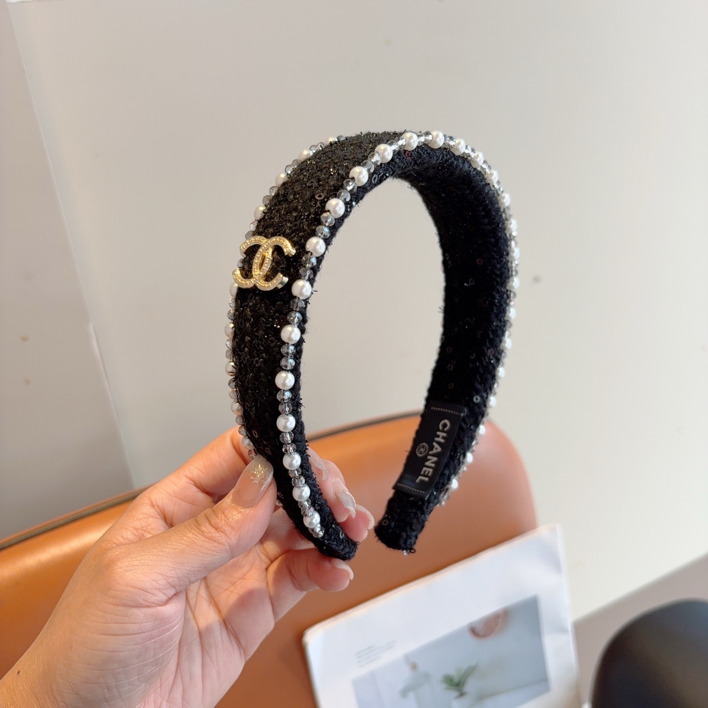 NO:618944,Comes with packaging CHANEL (Chanel) new small fragrant headband, retro headband, recommended by Internet celebrities, with high-end materials, super exquisite, fashionable and versatile. Hairpins, hairpins, chanel, chanel, hairpins19860909配包装 CHANEL（香奈儿）新款小香发箍,复古头箍,网红爆款推荐 搭配高端材质,超精致,时尚百搭.发夹,发夹,chanel,chanel,hairpins,accessory