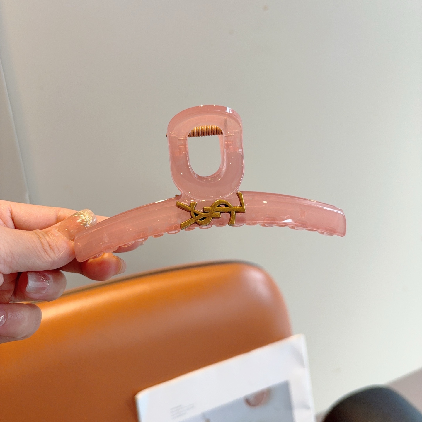 NO:618907,Comes with packaging Saint Laurent's new fashionable hair clip, a must-have item for the goddess, very versatile, wearing it will make you look classy. Hair clips, hairpins, saint laurent, hairpins19860909配包装 圣罗兰 新款时尚抓夹 发夹,女神必备单品,非常百搭,戴上它满满的高大上.发夹,发夹,saint laurent,hairpins,accessory